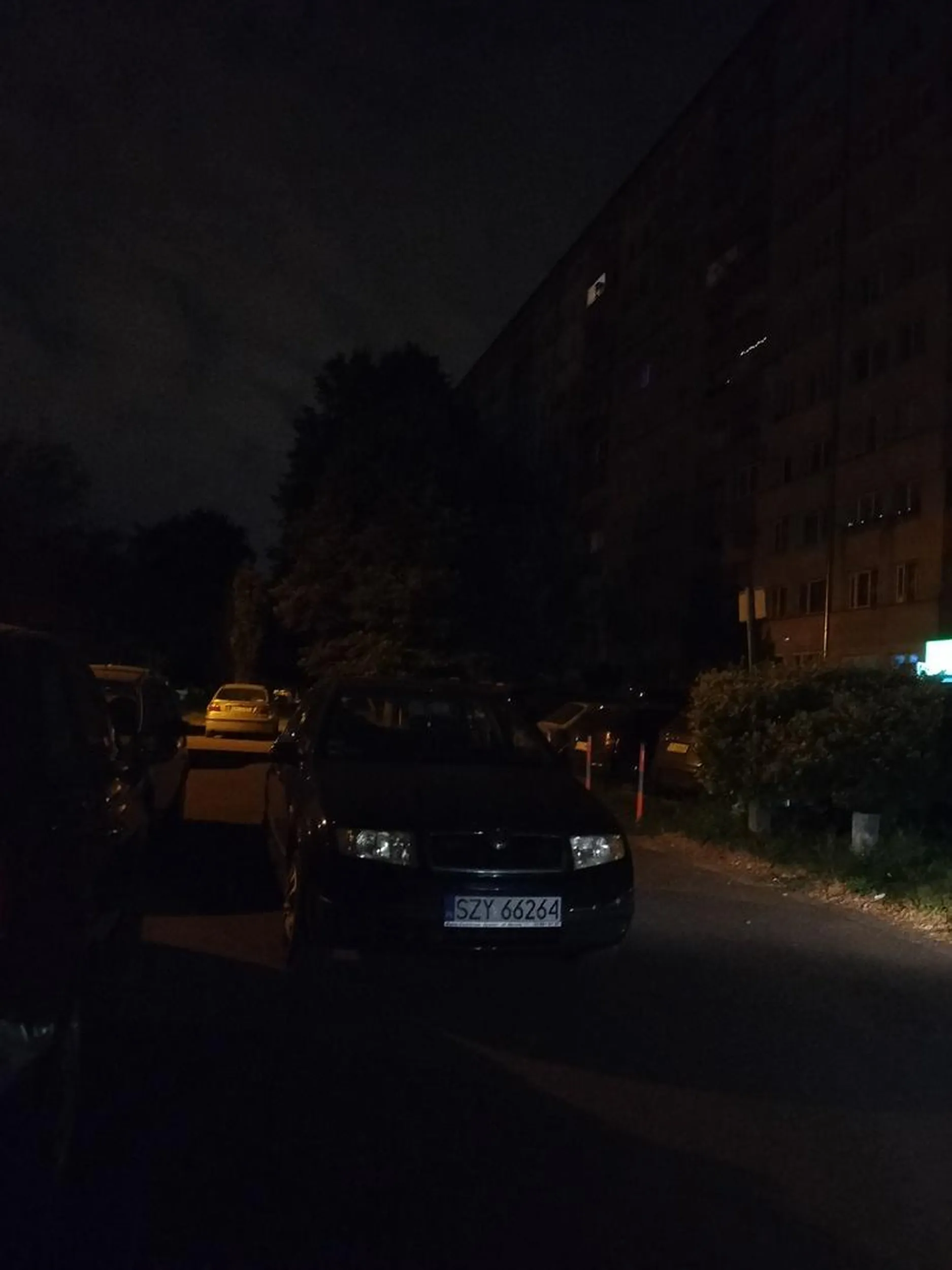 Kierowca zastawił wyjazd z parkingu. Naucz się myśleć człowieku