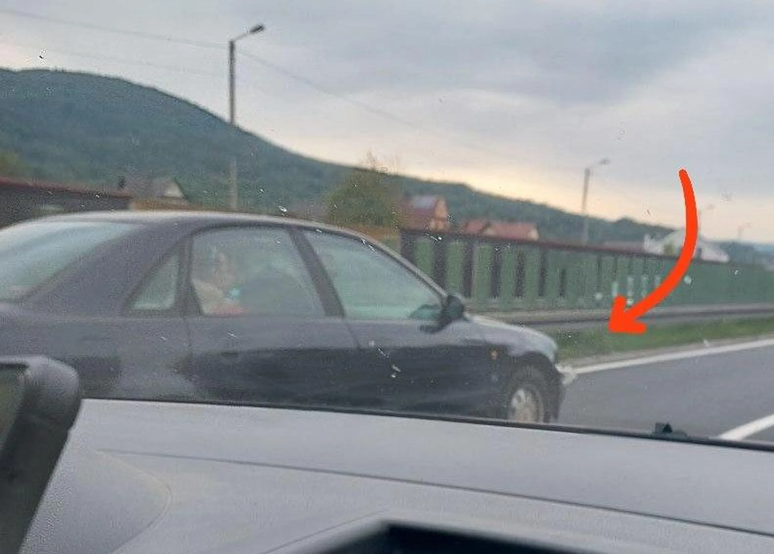 kierunkowskaz ci wypadł kolego i ogarnij ten tłumik, bo mocy nie masz pod górkę w tym sztruclu