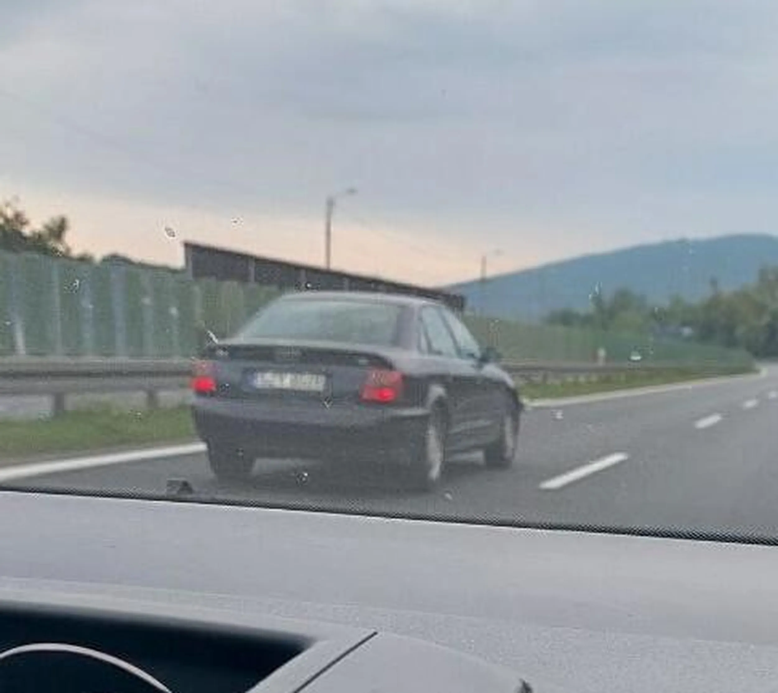 kierunkowskaz ci wypadł kolego i ogarnij ten tłumik, bo mocy nie masz pod górkę w tym sztruclu