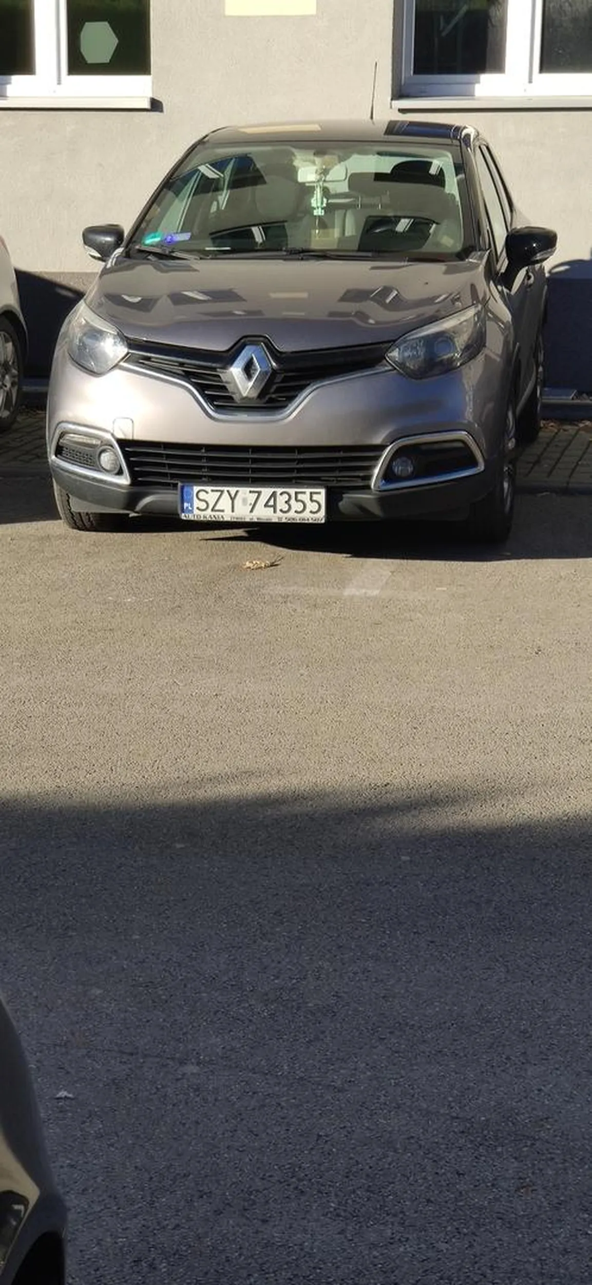 Stanęła jak cipa, od razu widać że baba i blondynka!