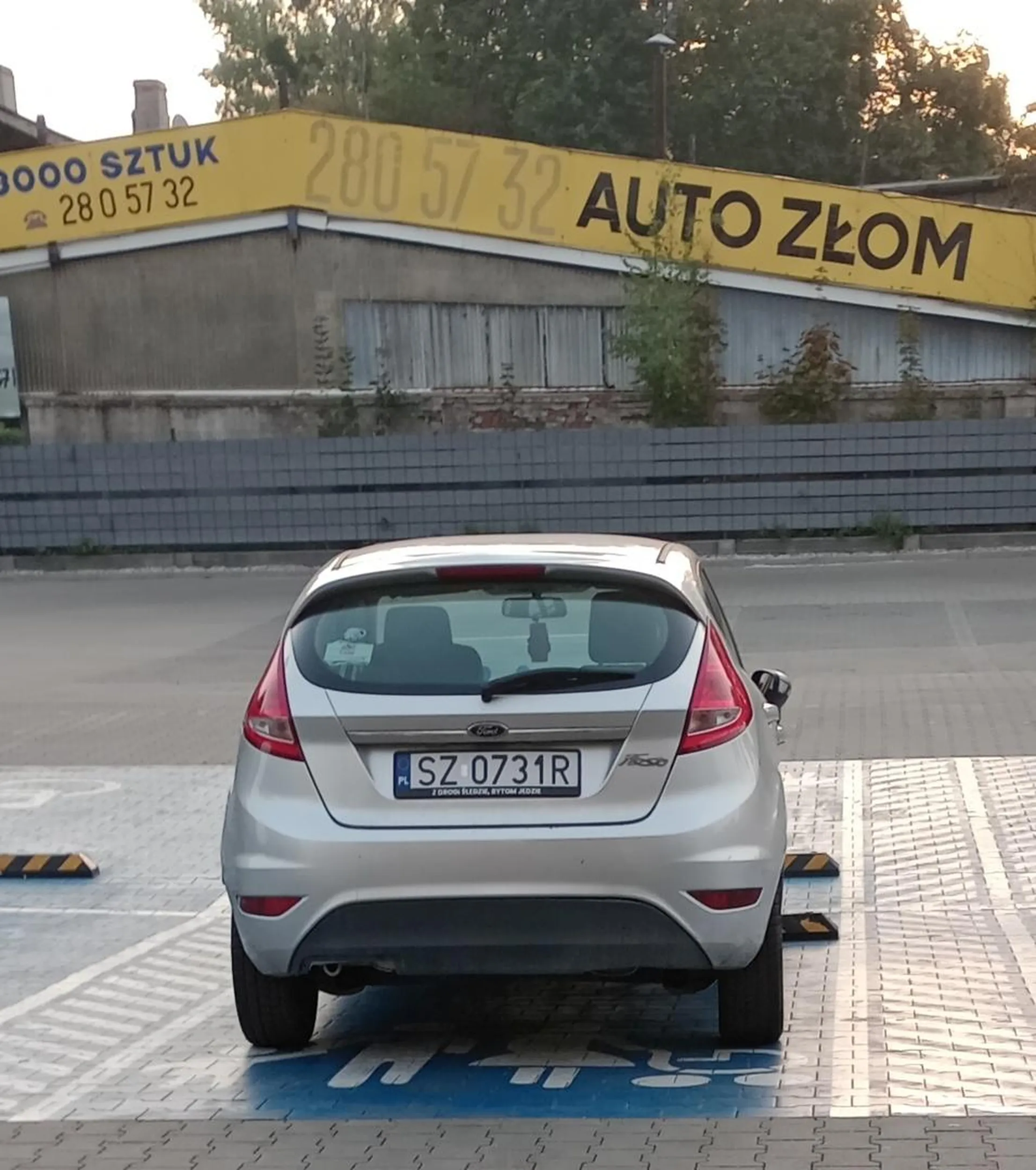 Przyjeżdża bez dzieci i zajmuje miejsce dla osób z dziećmi