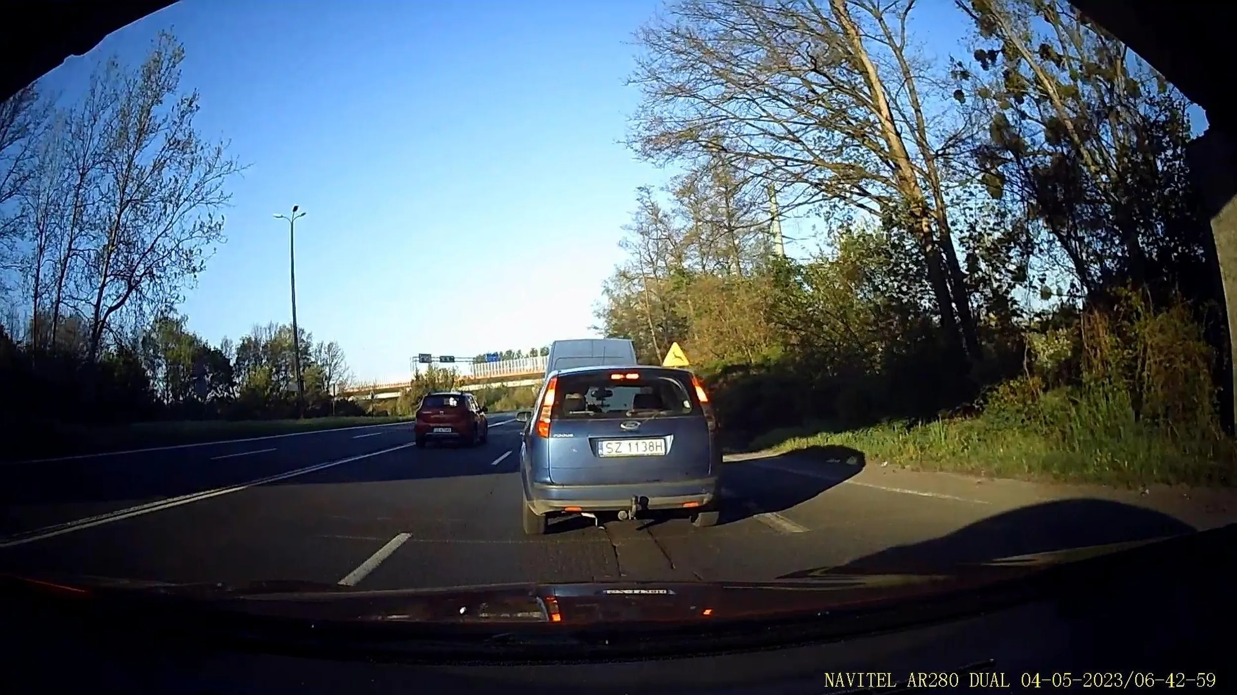 Wymusza pierwszeństwo i sam pokazuje palce, że w głowie ma pustkę bo rozumu tak nigdy nie było