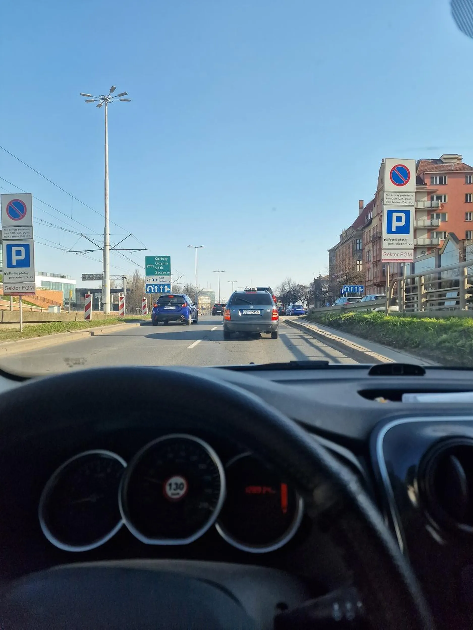 Cham- taryfiarz wyrzuca pety przez okno.