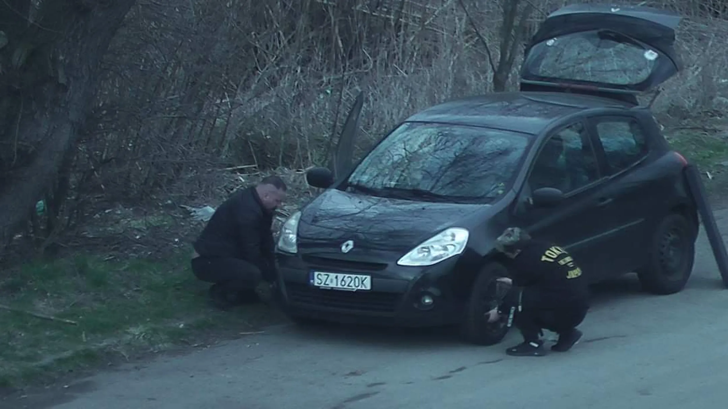 Oponami palić w piecu nie można więc wrzucamy je do lasu