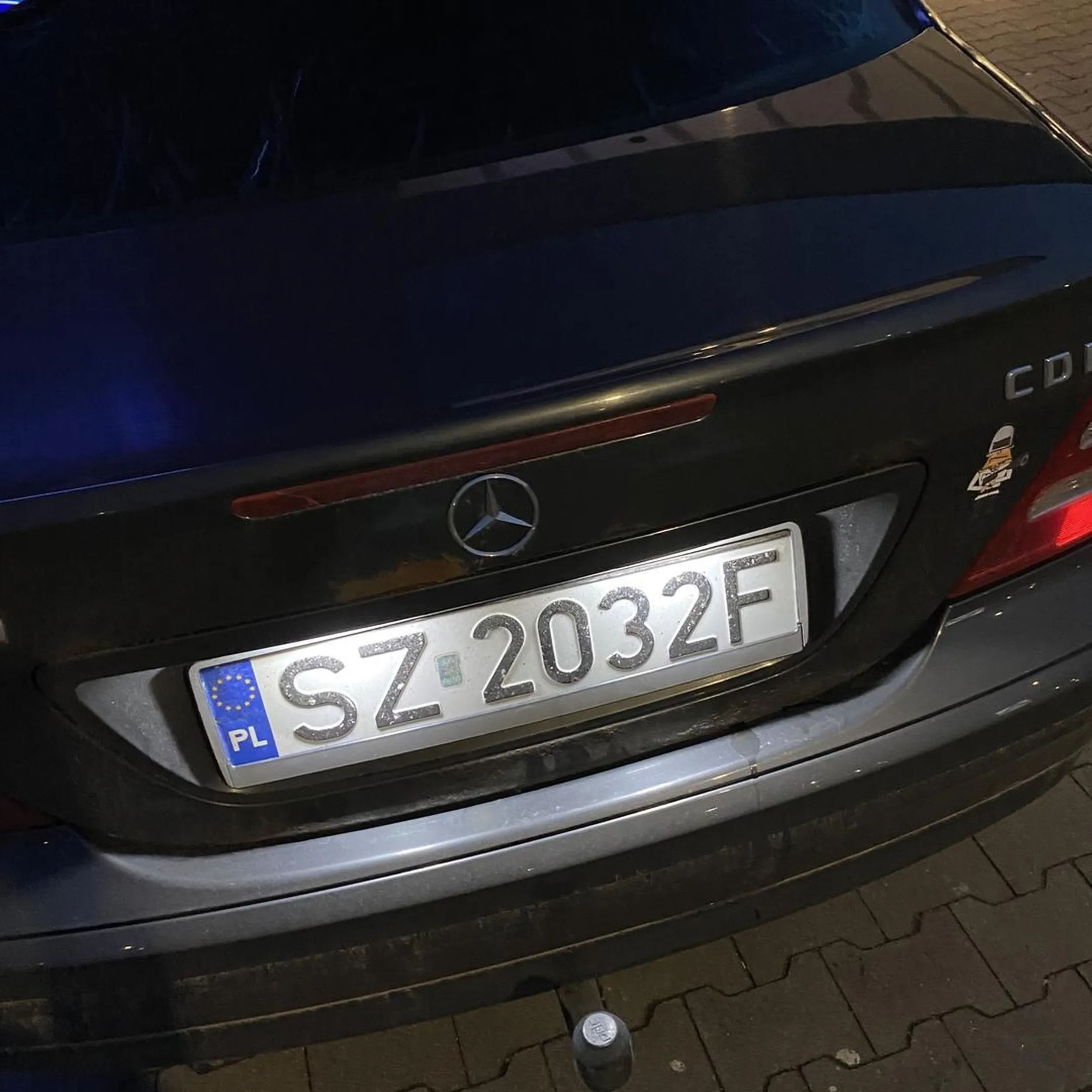 Kierowca zatrzymał się na środku ulicy wysiadł, zbeształ i opluł starszą Kobietę na pasach po czym wsiadł do auta i rozjechał szczeniaczka:(((