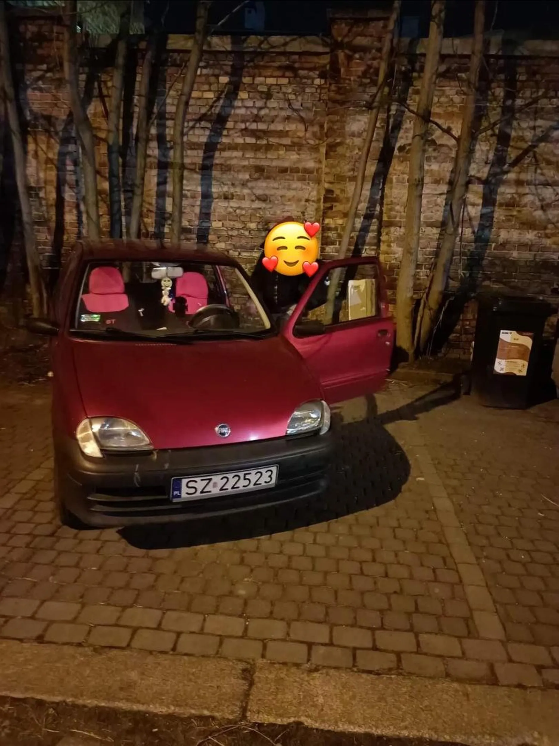 Kierowca nie potrafi parkować, nagminnie ignoruje pasy namalowane na parkingu, przekracza prędkość - najczęściej w pobliżu przejść dla pieszych obok szkoły podstawowej