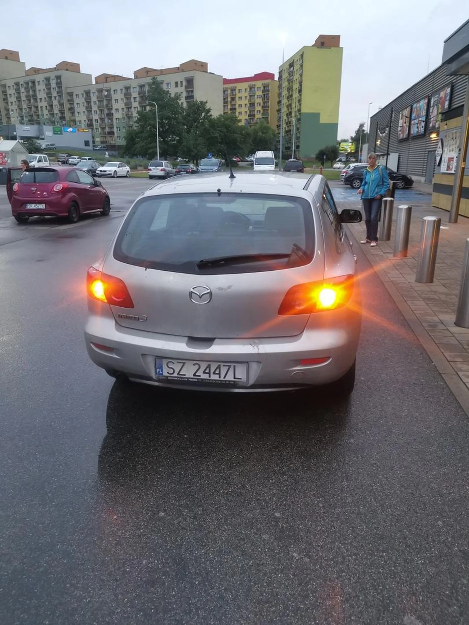 Banda kretynów, parking cały pusty pod sklepem, ale musiały sobie dzieciaki zostawić auto pod wejściem do sklepu