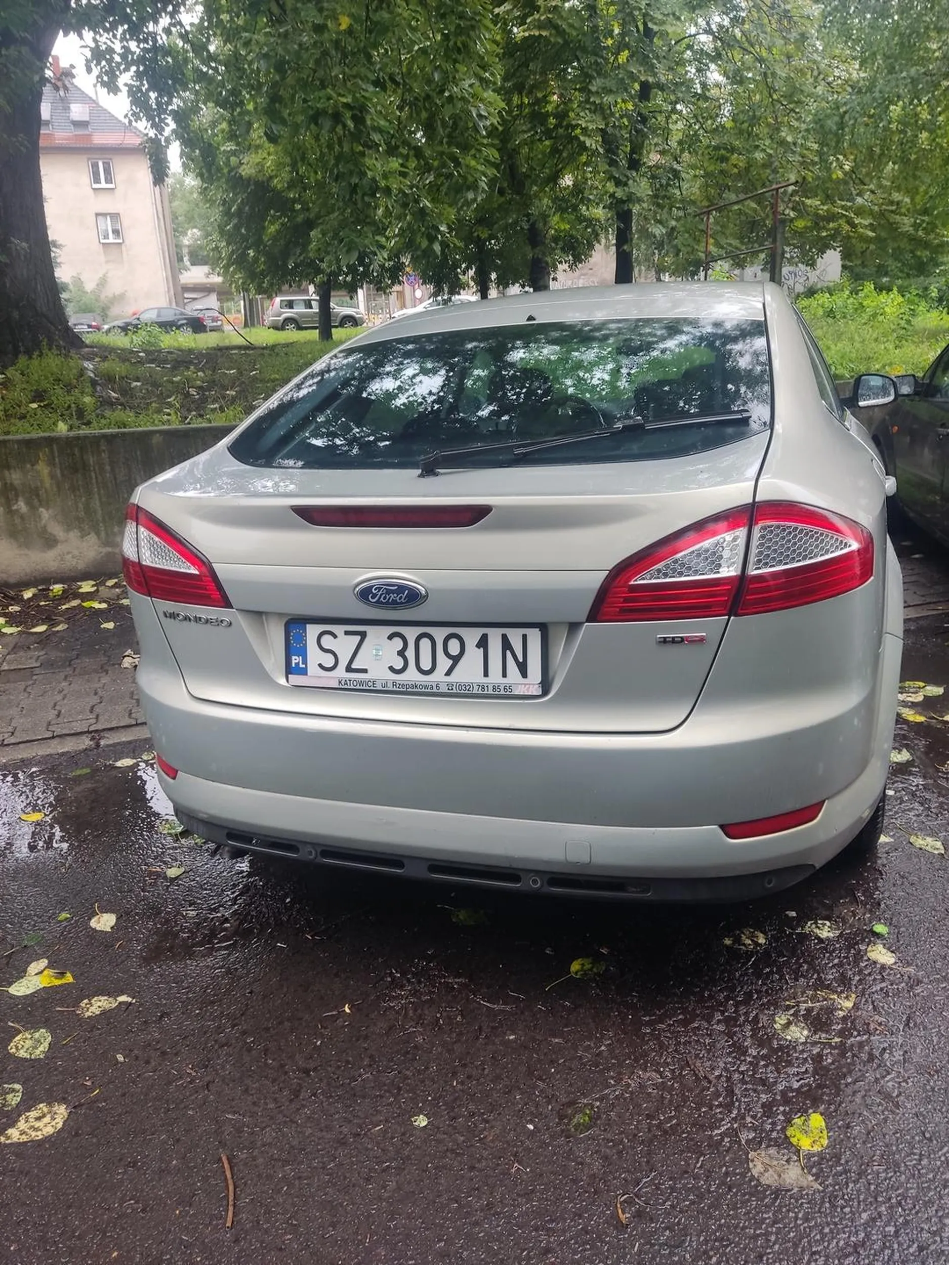 Naucz się parkować bo z lewej sporo miejsca a z prawej trzeba było wsiadać od strony pasażera