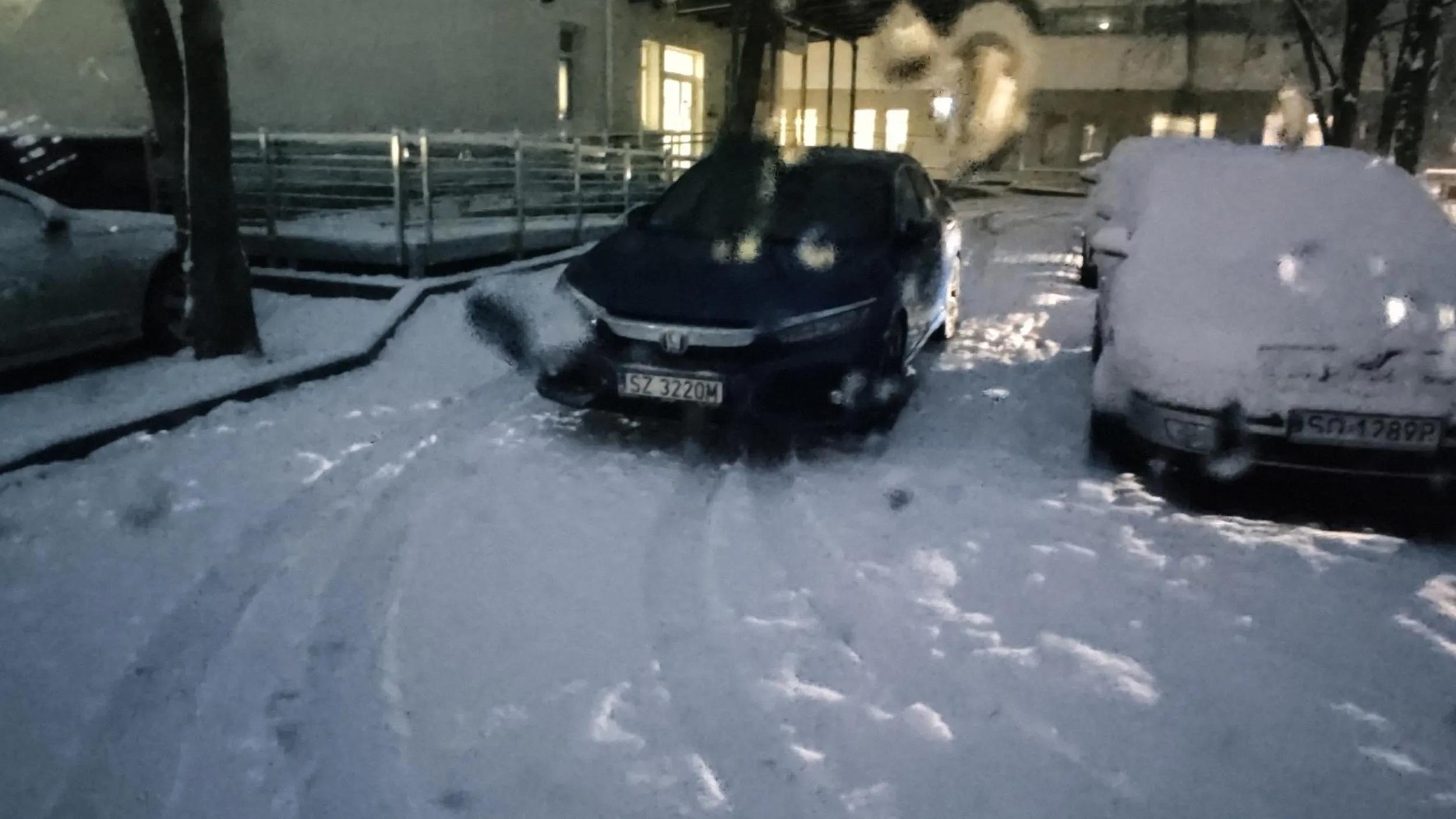 Kierowca zaparkował sobie na środku drogi i sobie poszedł blokując drogę i przejazd