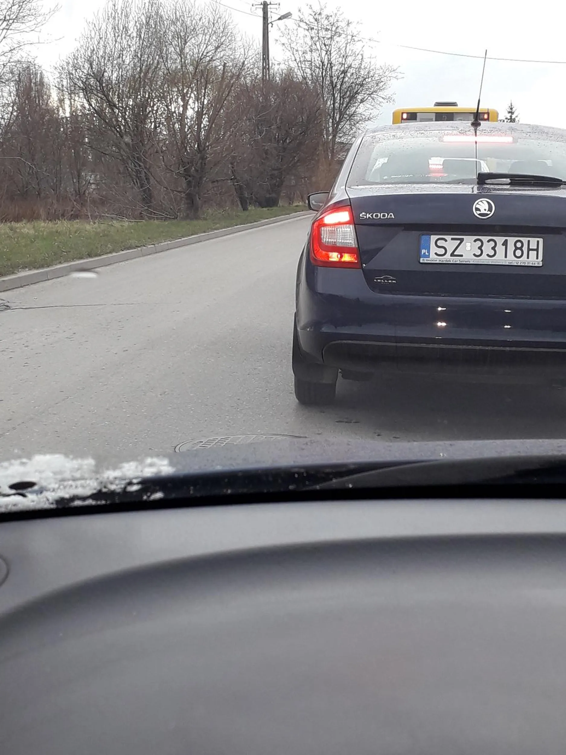 Wyrzuca pety z auta paprak jeden