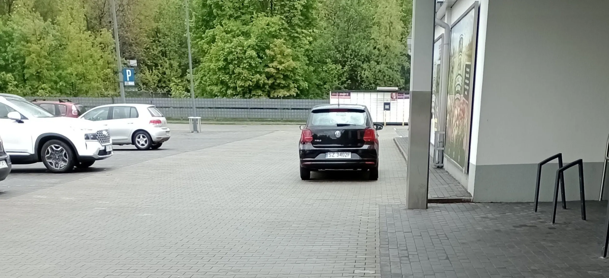 Na parkingu wolne miejsca, a ciul staje na drodze