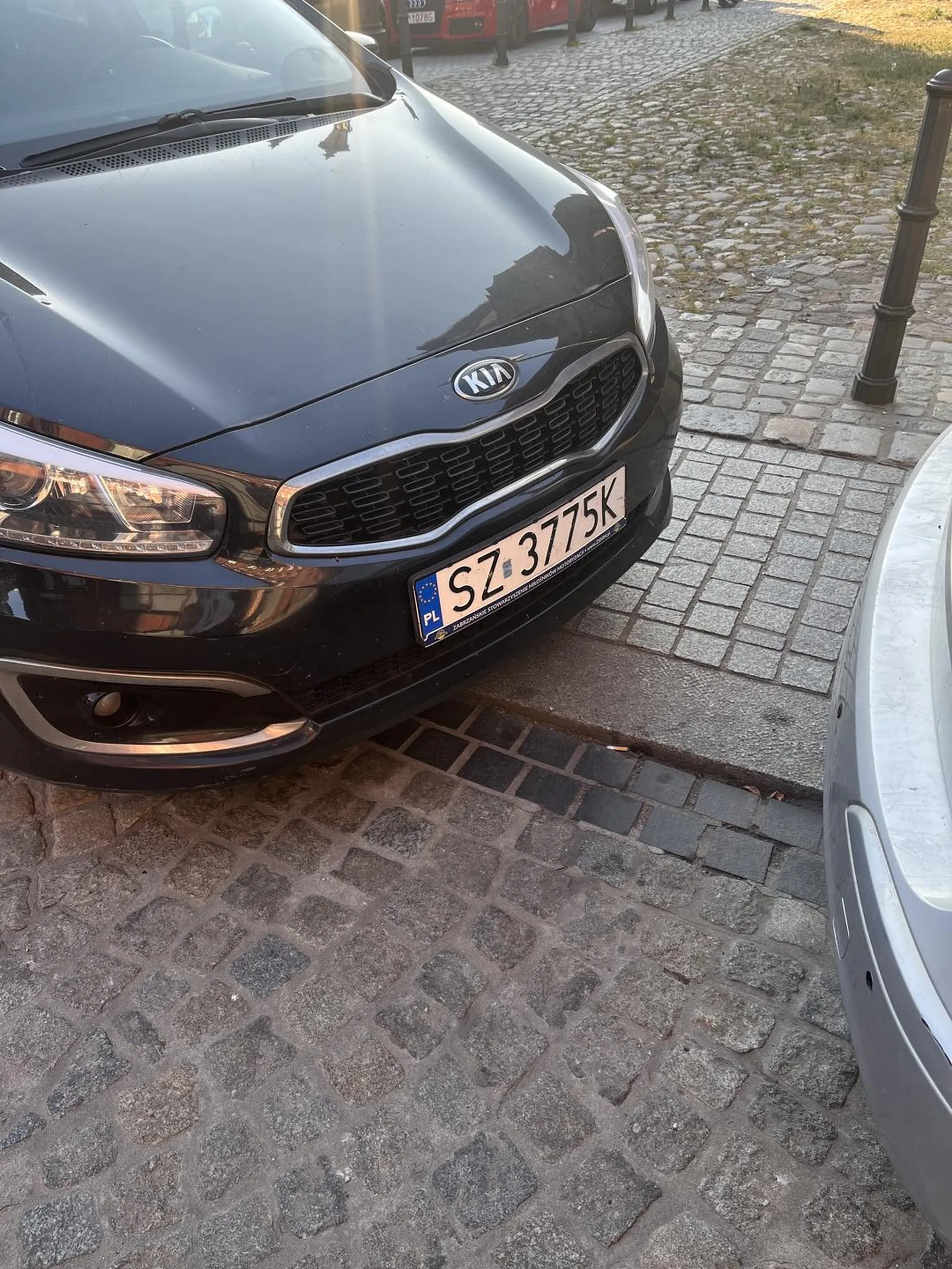 Na zakazie i centymetry od auta przed. Eh.