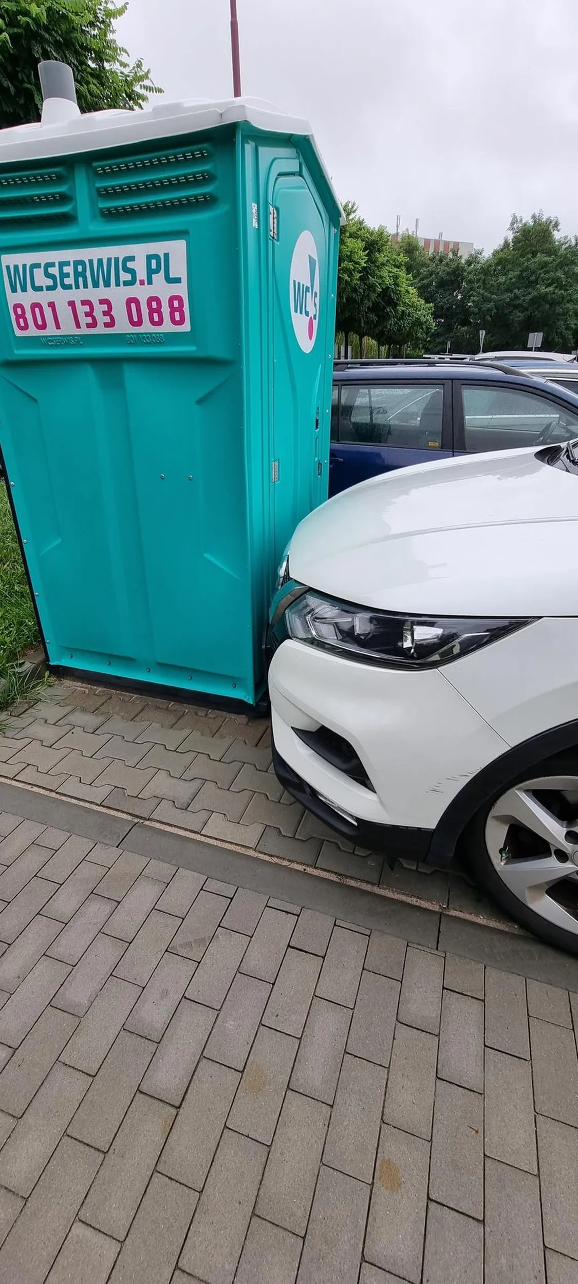 Pod szpitalem onkologicznym w gliwicach jakiś pajac zastawił kibel a 50 m dalej dużo wolnych miejsc, obstawiam że przesiadł się z bmw