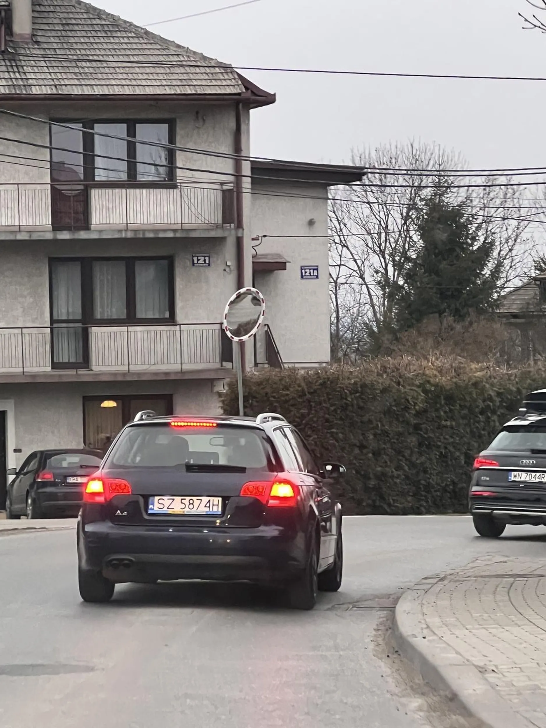 Wyprzedza na zakręcie na żyletki, wpycha się ledwo między samochody. Ponad 120km/h na 40stce.