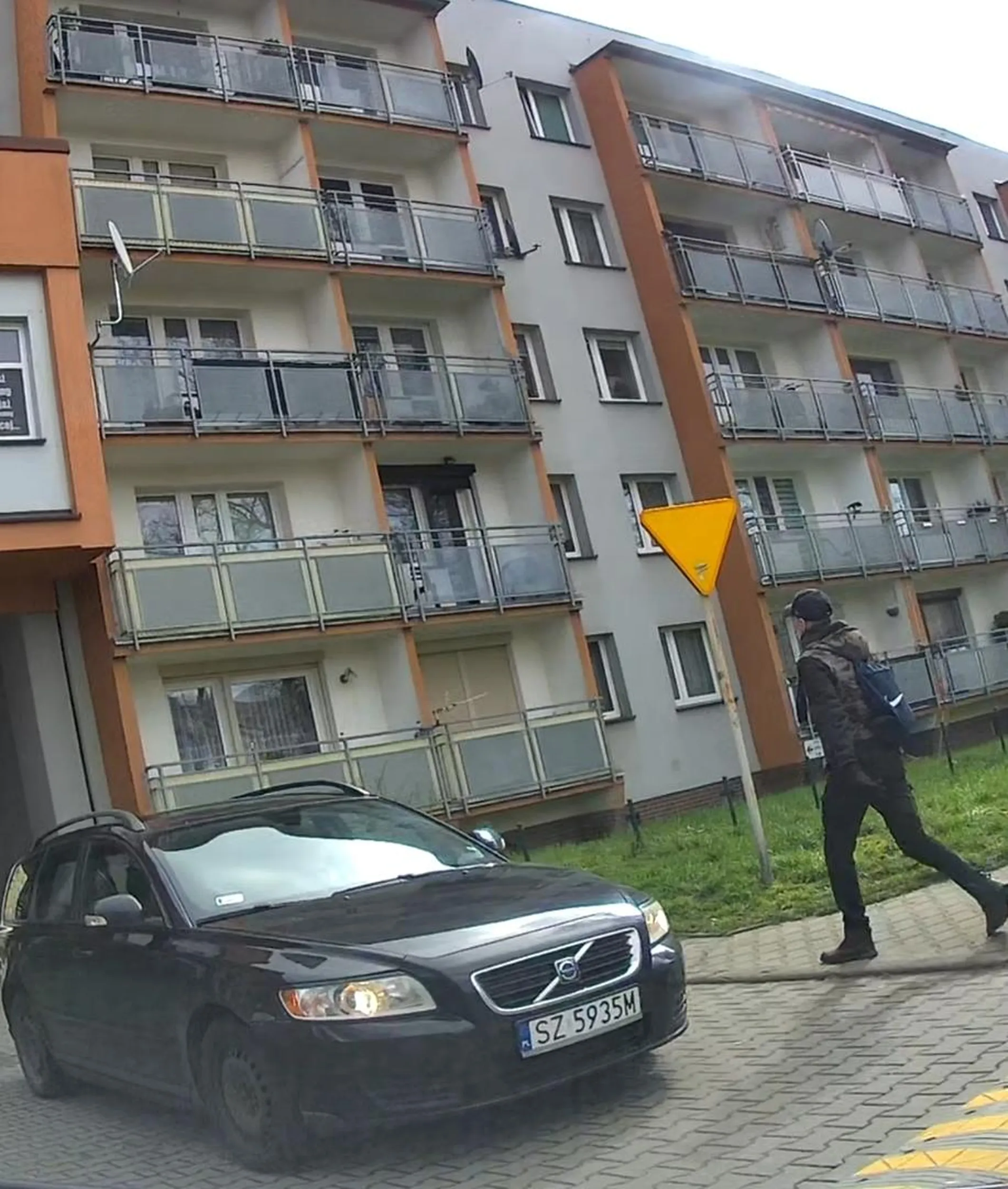 Totalny ignorant, nie znający przepisów. Robiący na złość. Przestrzegam