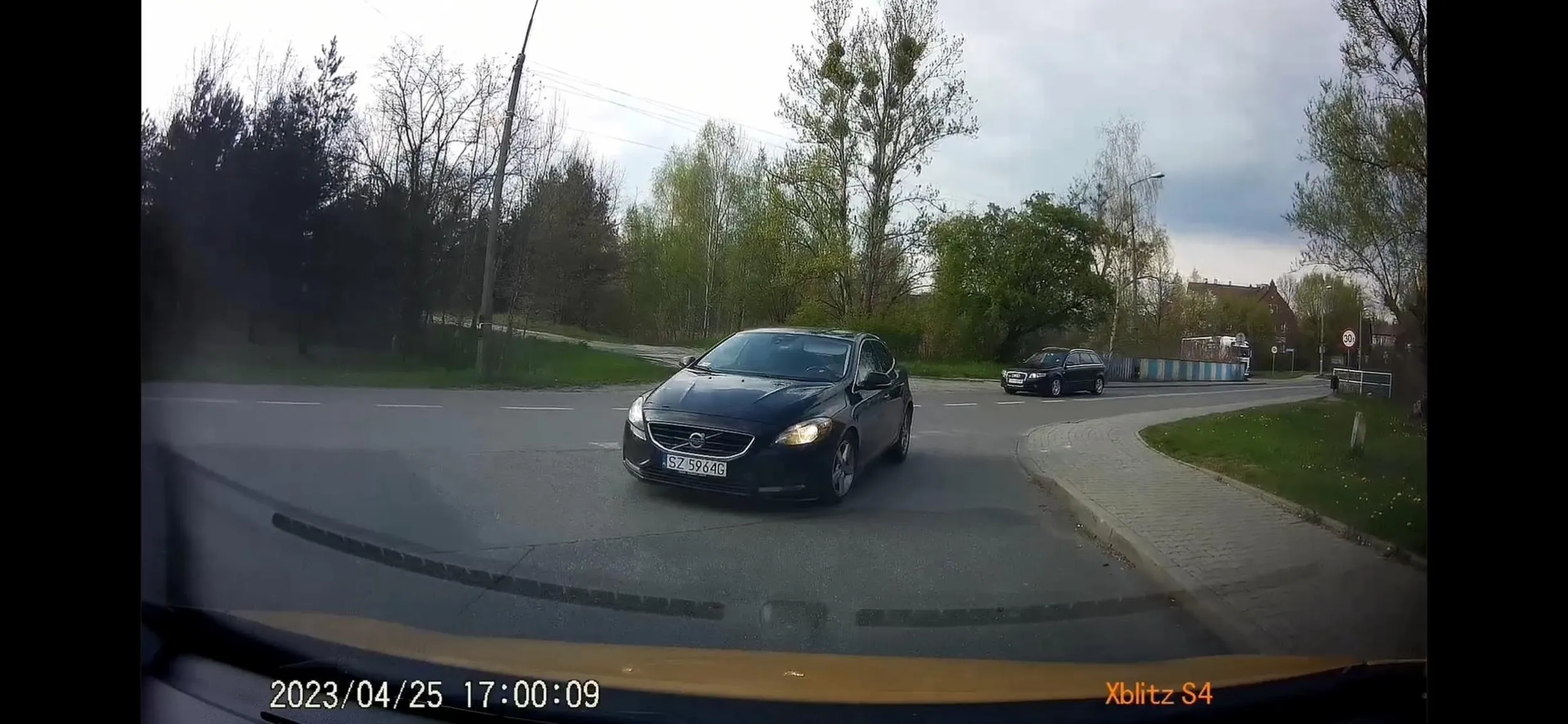 Dziękuję pięknej pani, że mi nie wjechała i gratuluję refleksu! - pozdrawiam z żółtej strzały ?