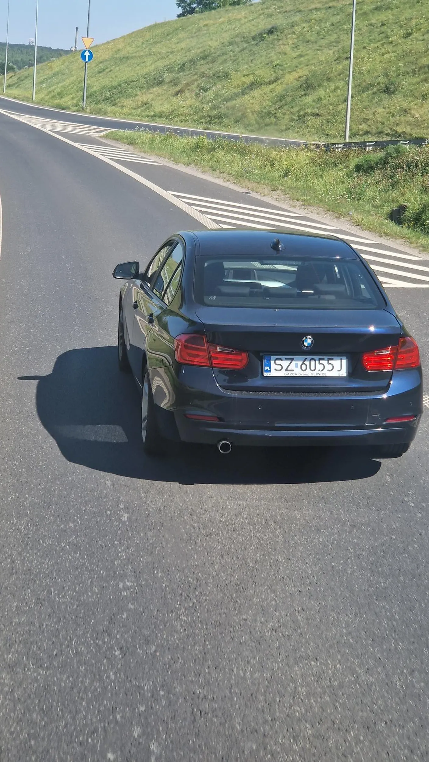 Zajeżdża drogę i hamuje cwaniaczek z małym peniskiem