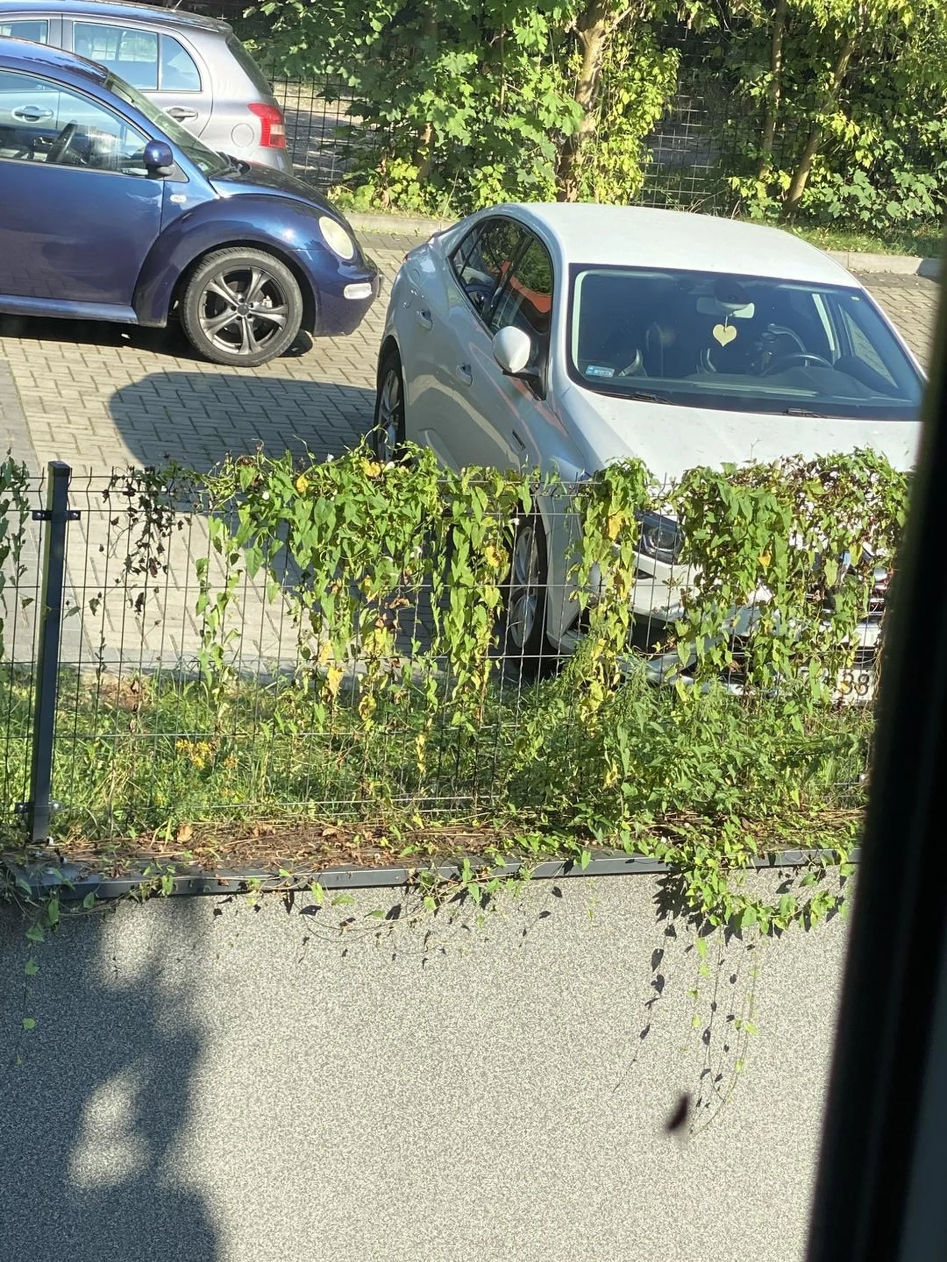 umiejętności parkowania są na poziomie -1/10 serdecznie nie polecam. staje za każdym razem na dwóch miejsca