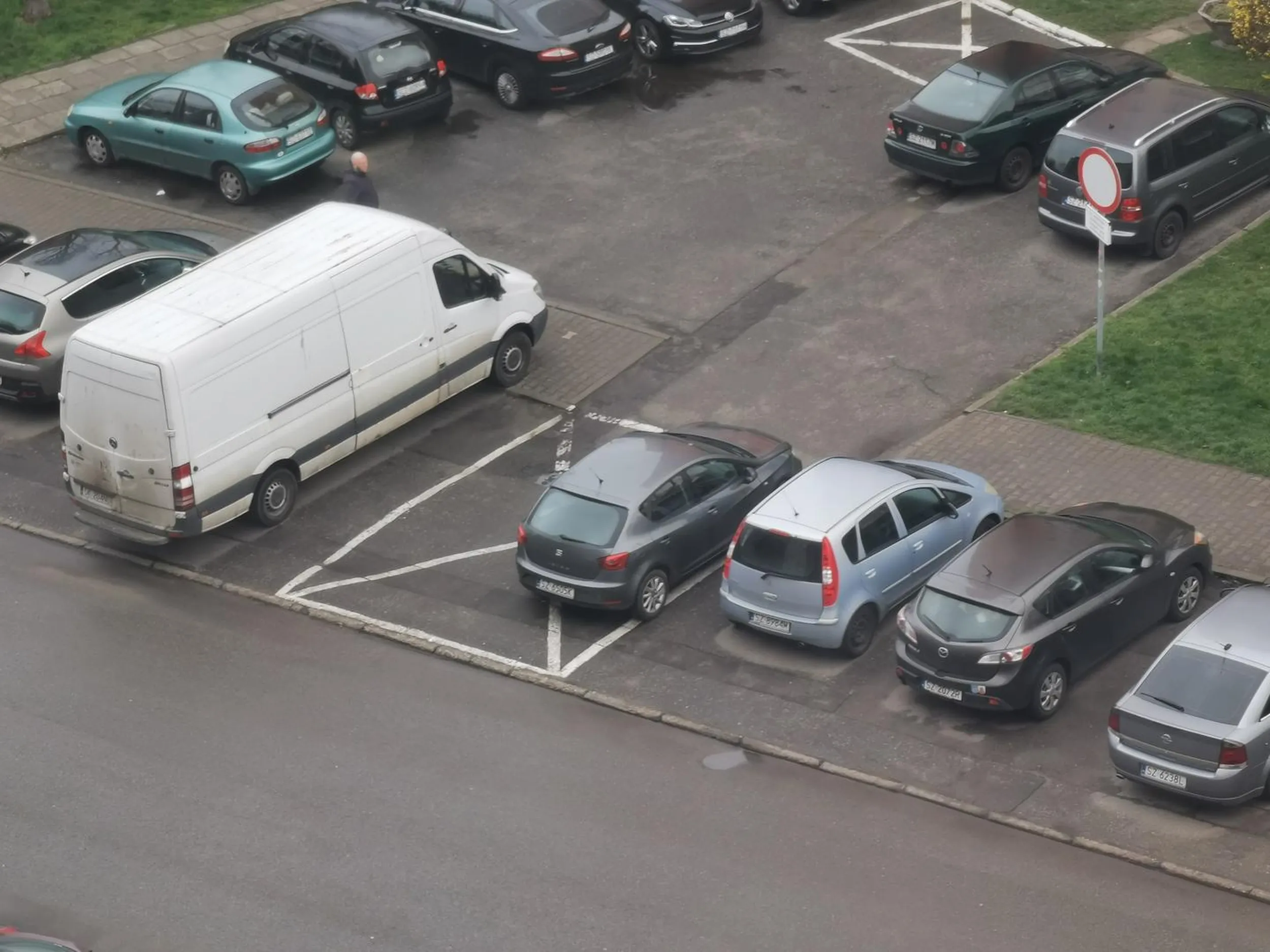 Jak ciężko upośledzonym trzeba być aby tak zaparkować auto??