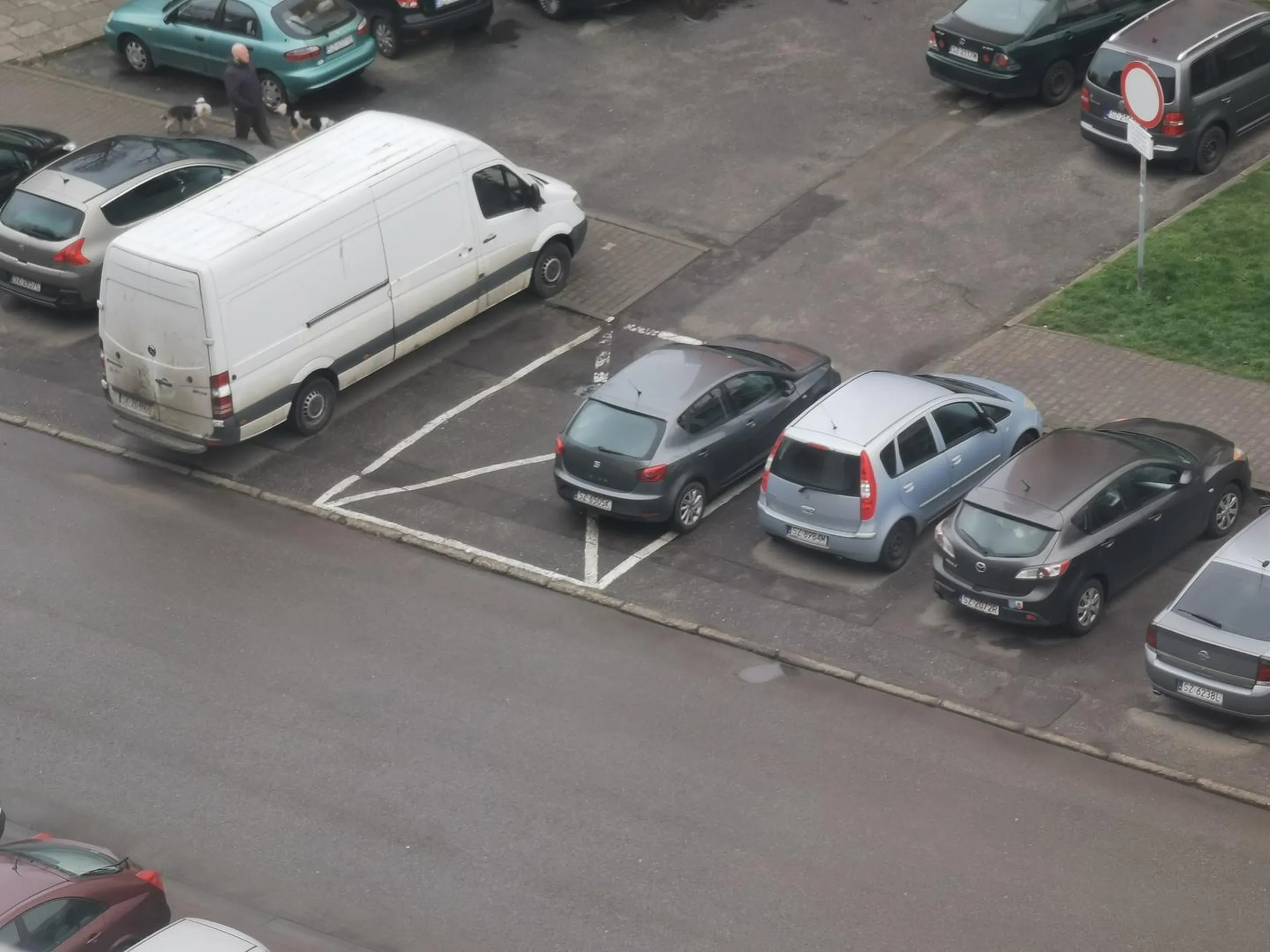 Jak ciężko upośledzonym trzeba być aby tak zaparkować auto??