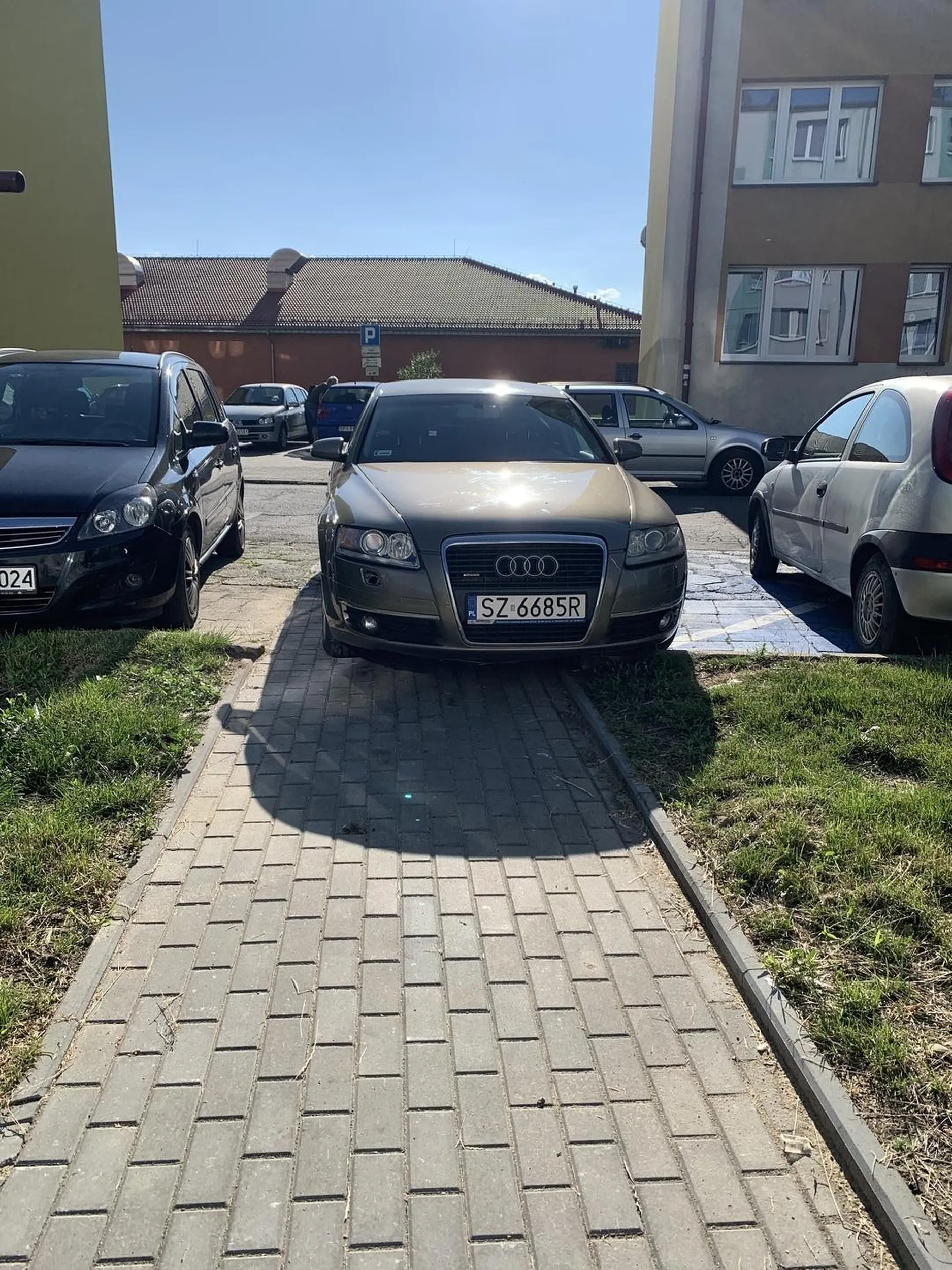 Nie dość że ktoś stanął na chodniku to jeszcze na kopercie i na miejscu dla inwalidów. Gratuluje pomysłowości i inteligencji.