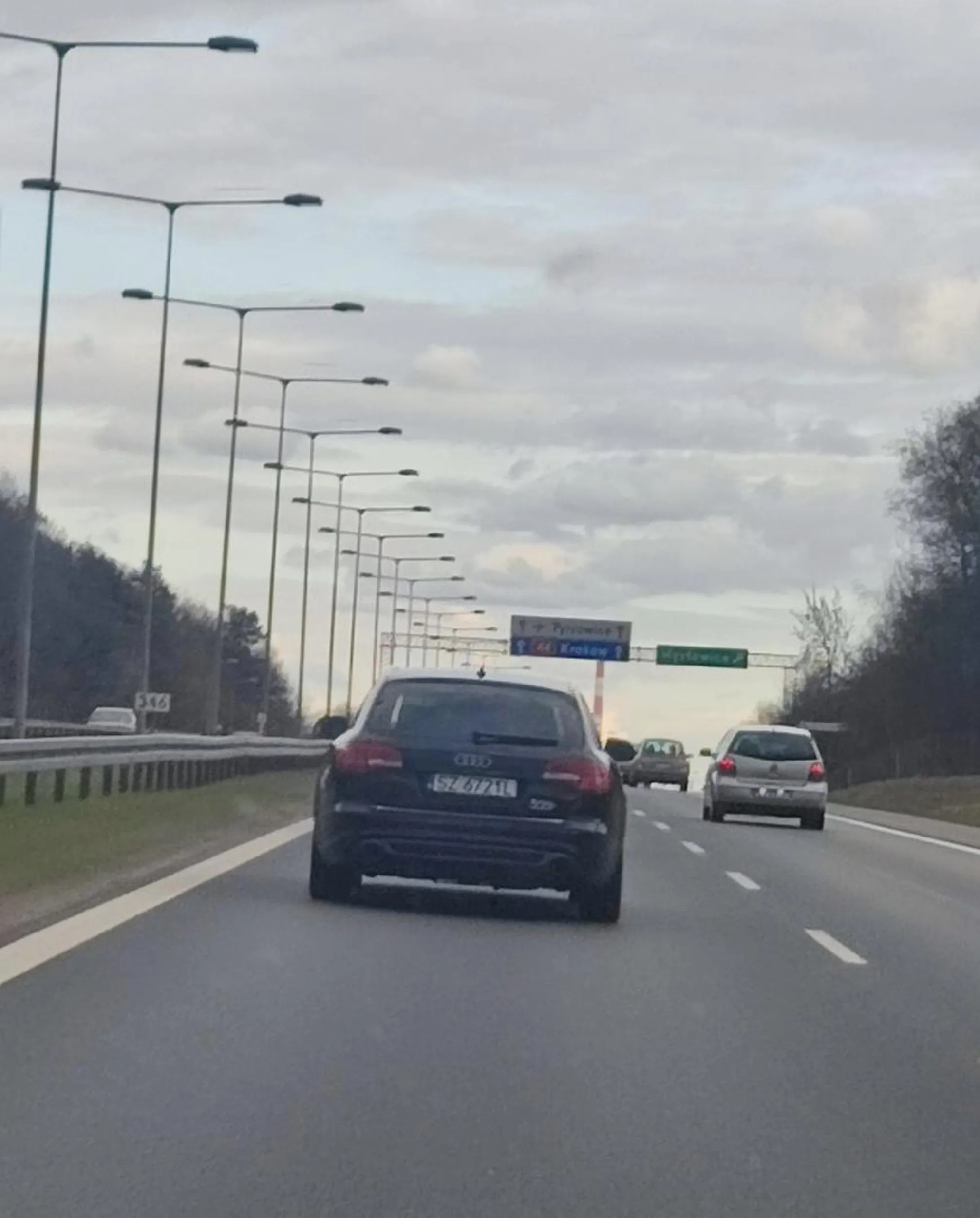 Siedzi na zderzaku jadąc autostradą, mruga drogowymi mimo, że samochód przed nim nie ma gdzie zjechać. W końcu wepchnął się prawym pasem pomiędzy samochody i zajechał drogę. Następnemu przed nim zrobił to samo. Spieszy się, chyba na cmentarz.... audi z dopiskiem 500+ ?