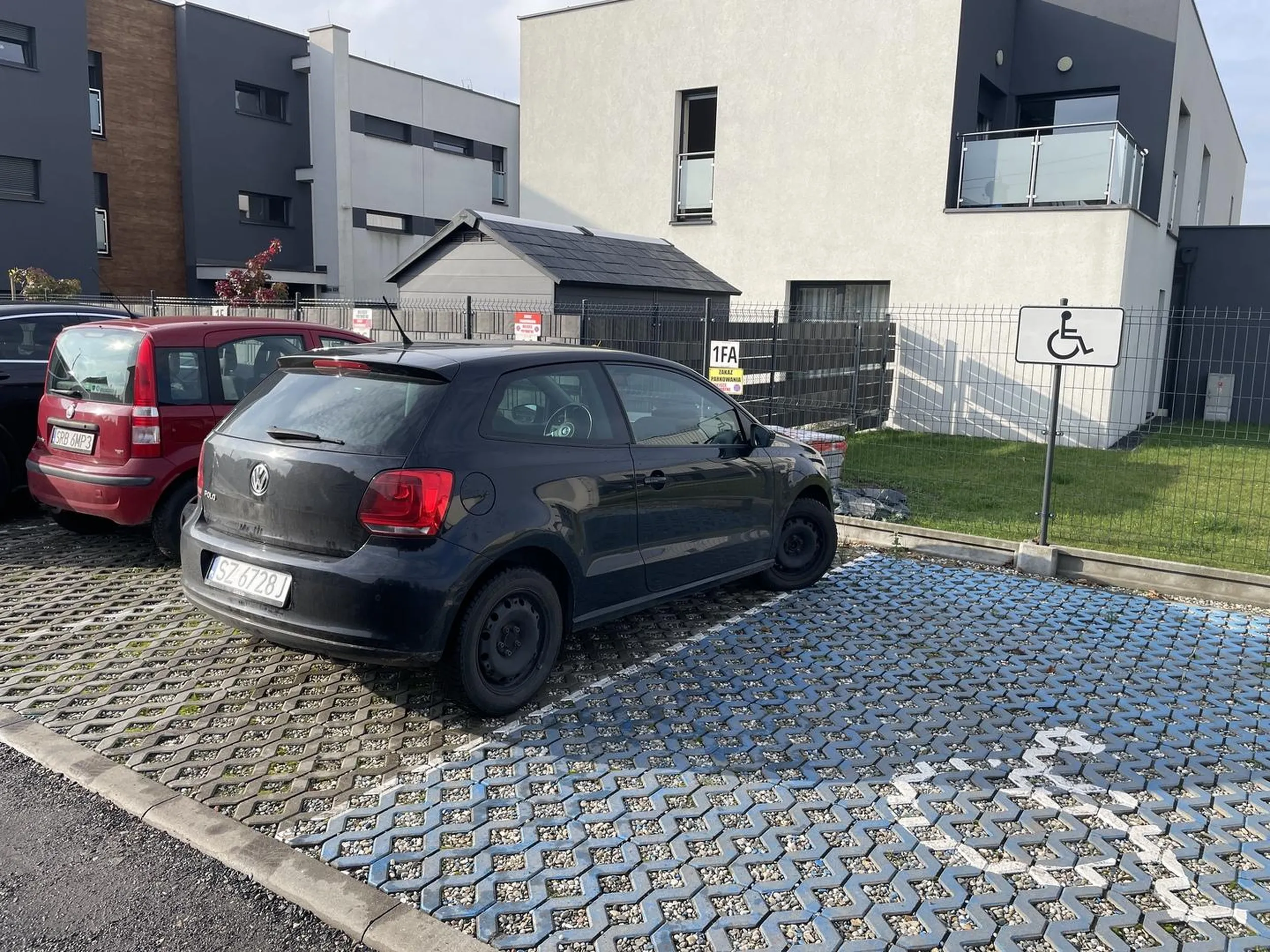 Notorycznie blokuje prywatne miejsca parkingowe