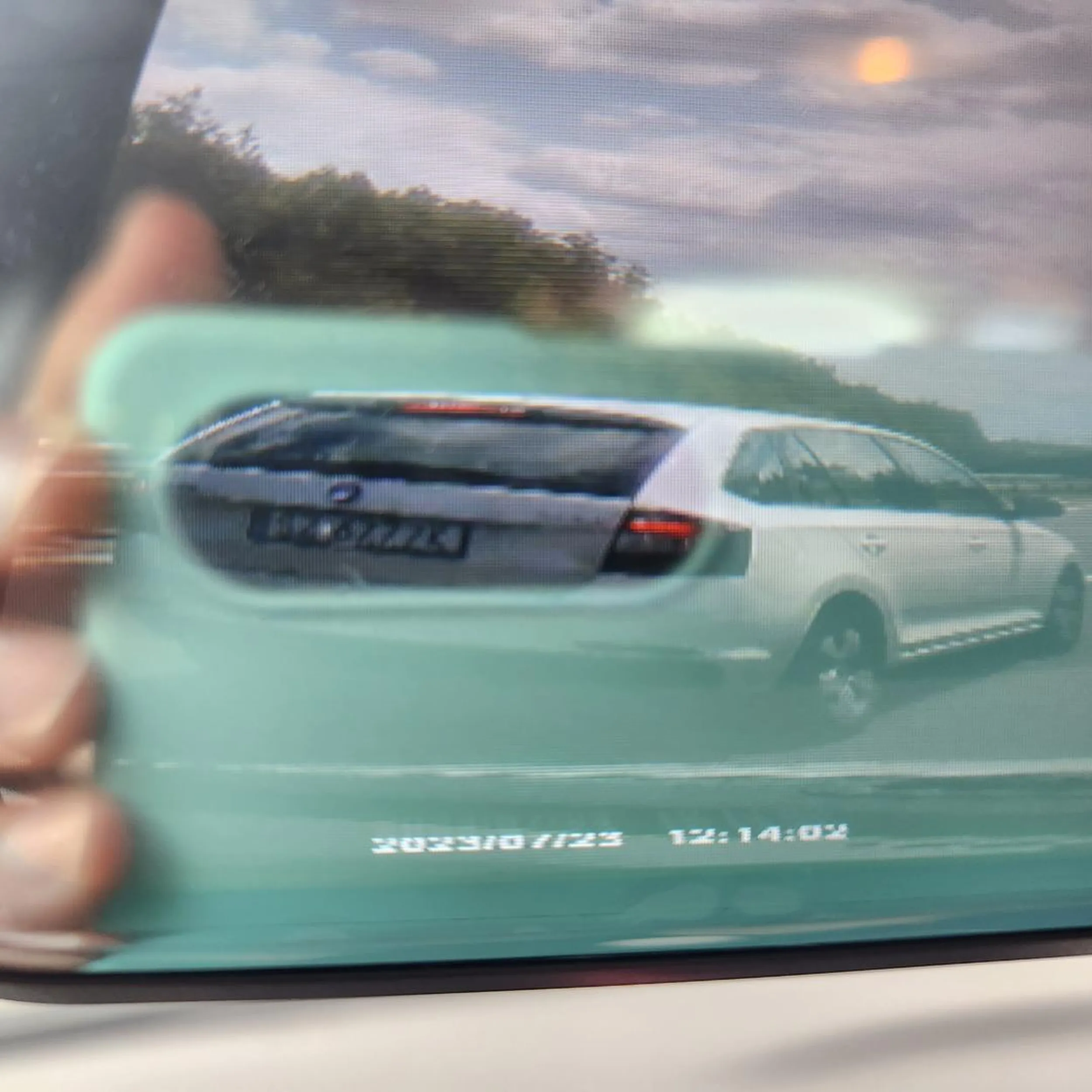 Lubi wbijać się przez auto na autostradzie. To ze cie ktoś ściga nie znaczy że masz innym zajeżdżać drogę.