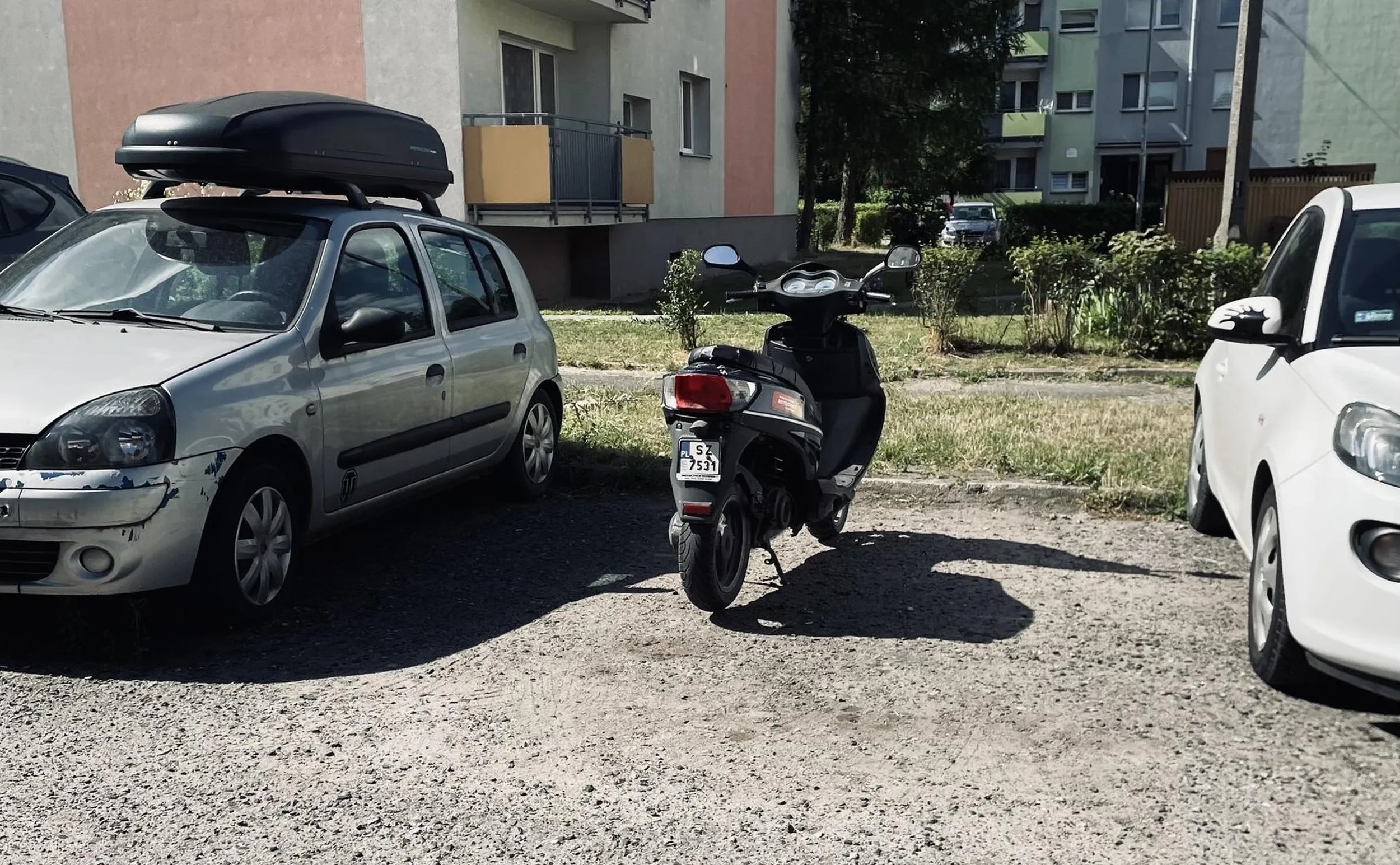 blokowanie miejsc samochodom na osiedlu