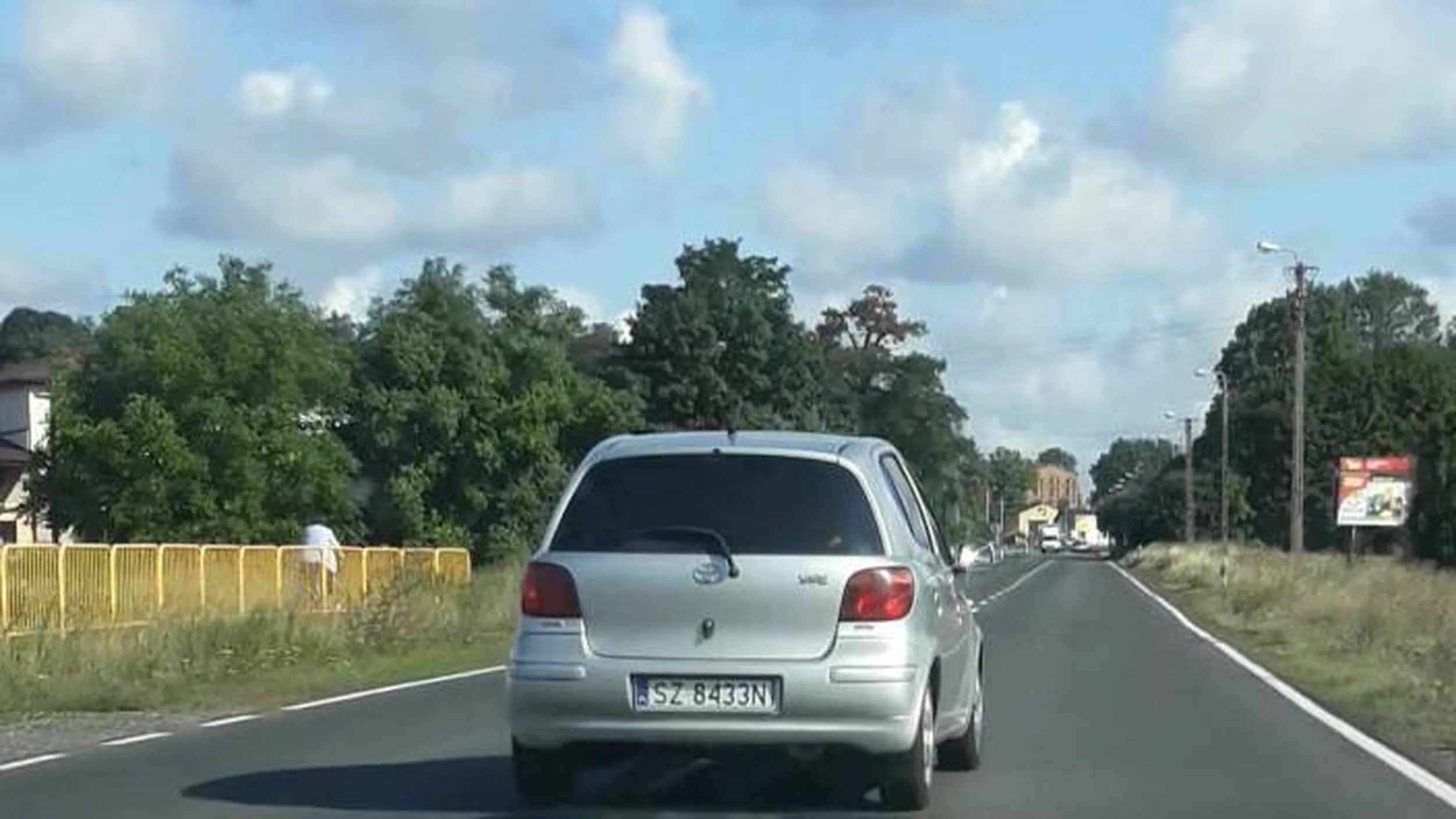 Ciągłe podjeżdżanie i jazda na zderzaku, bardzo znaczące przekraczanie dozwolonej prędkości.