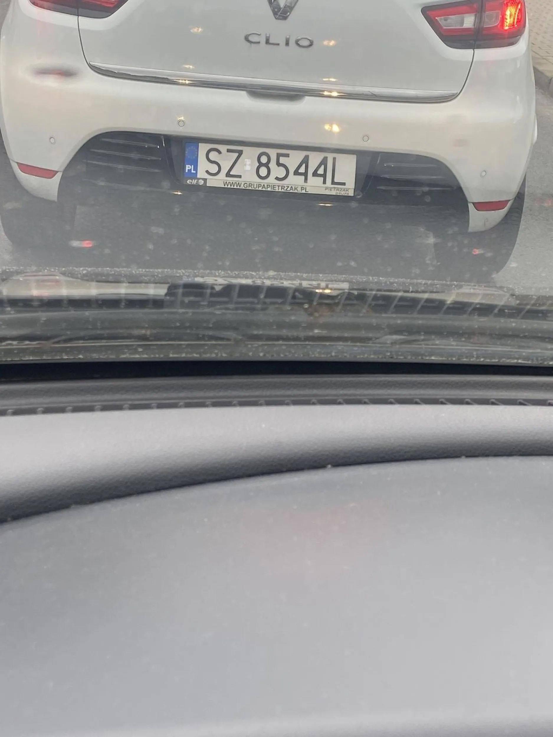 Faja wymusza pierwszeństwo na drodze z pierwszeństwem. Jeszcze gestykuluje baran palcem :D Pamiętaj znajdzie się ktoś komu nie będzie żal samochodu ;)