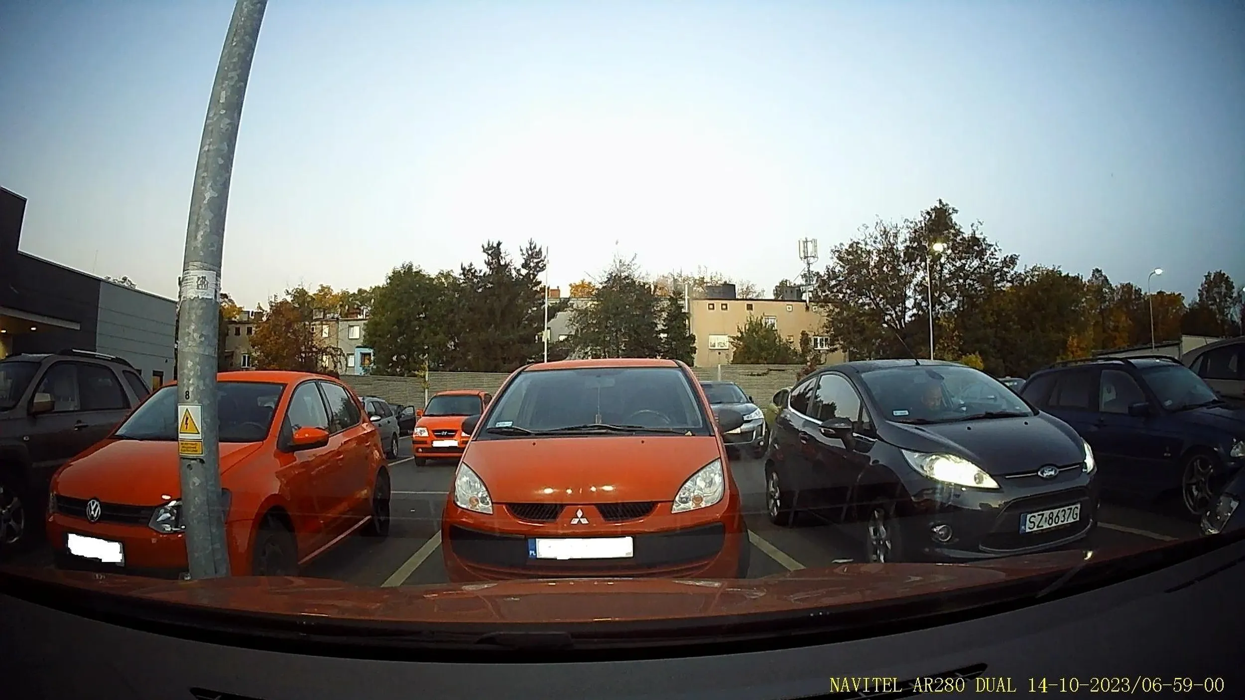 pajac siedzi w samochodzie z włączonym silnikiem i smrodzi