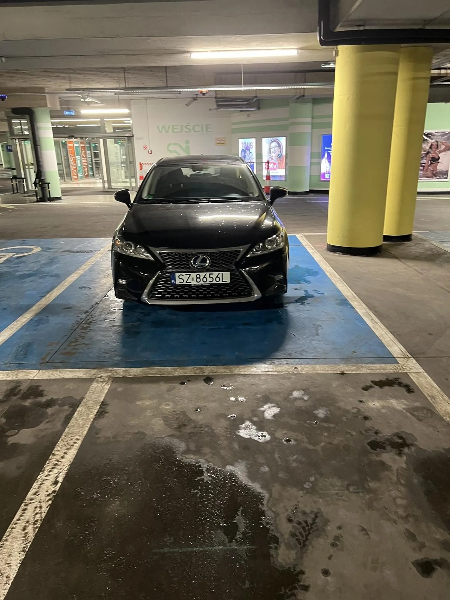 Wiesniak z zabrza wybrał się swoją hybrydą na zakupy do Gliwic i oszczędza swoje nogi parkując na miejscu dla niepełnosprawnych kiedy parking był w większości pusty.