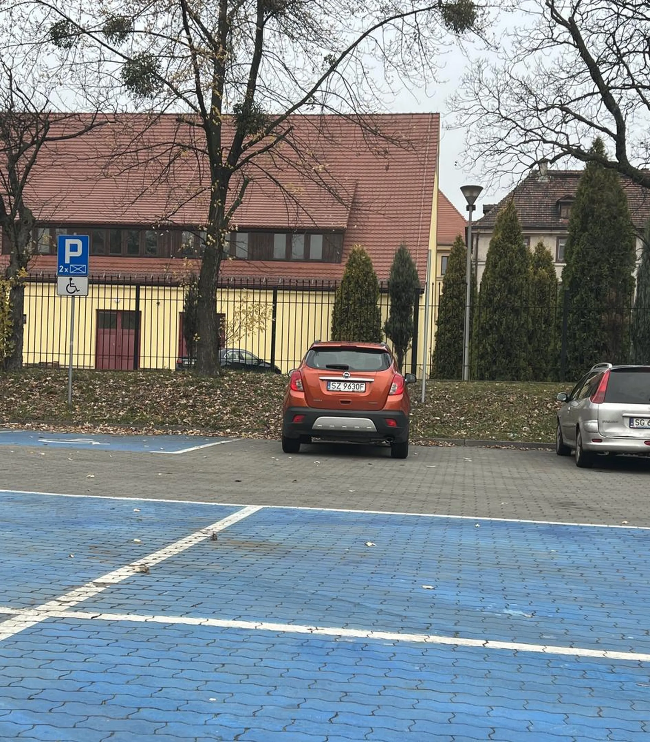 Szrotem zajmuje dwa miejsca parkingowe. Naucz się lalusiu parkować, a najlepiej udaj się do psychiatry.