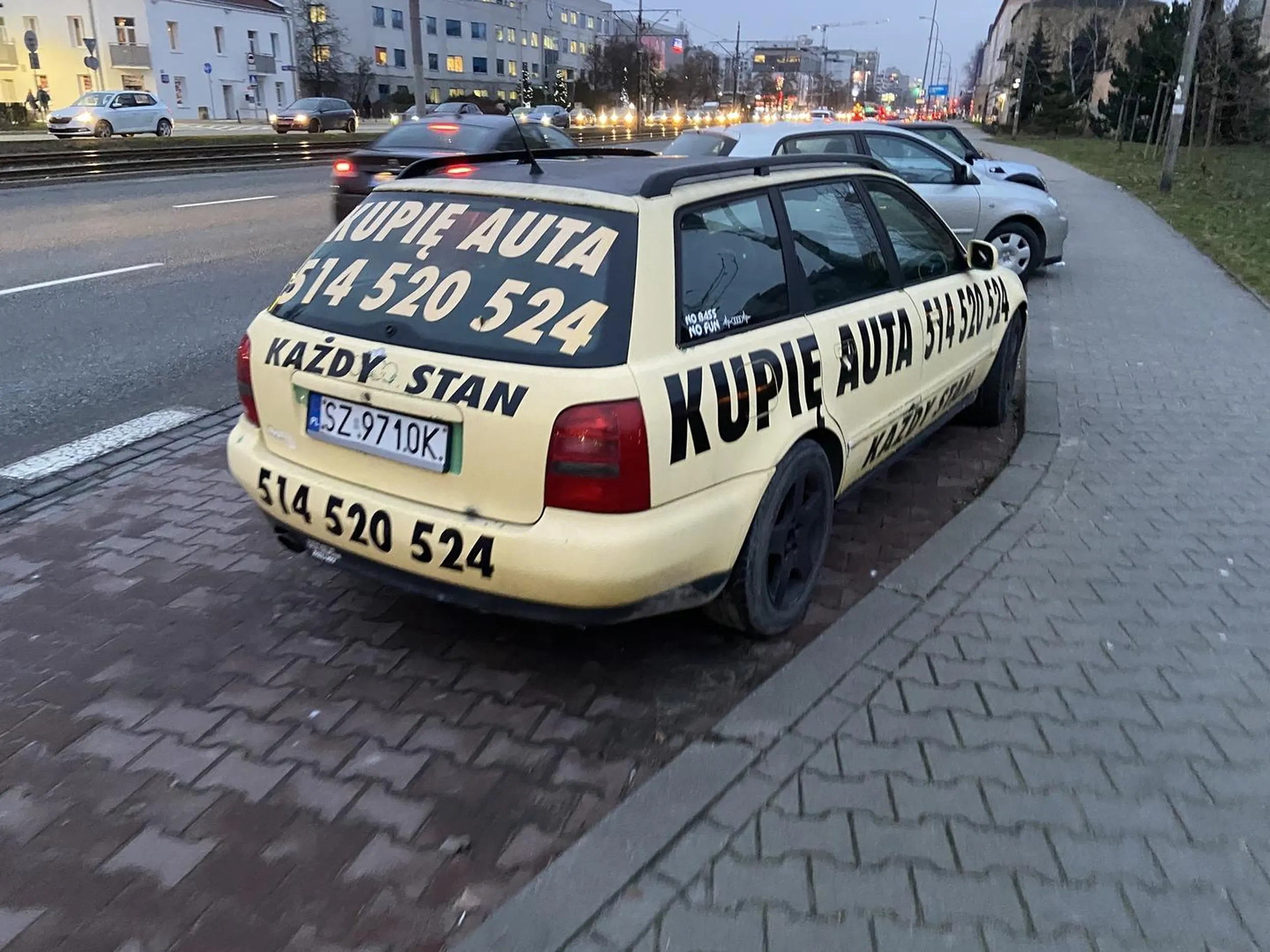 Gruchot, który zabiera miejsca parkingowe w Warszawie