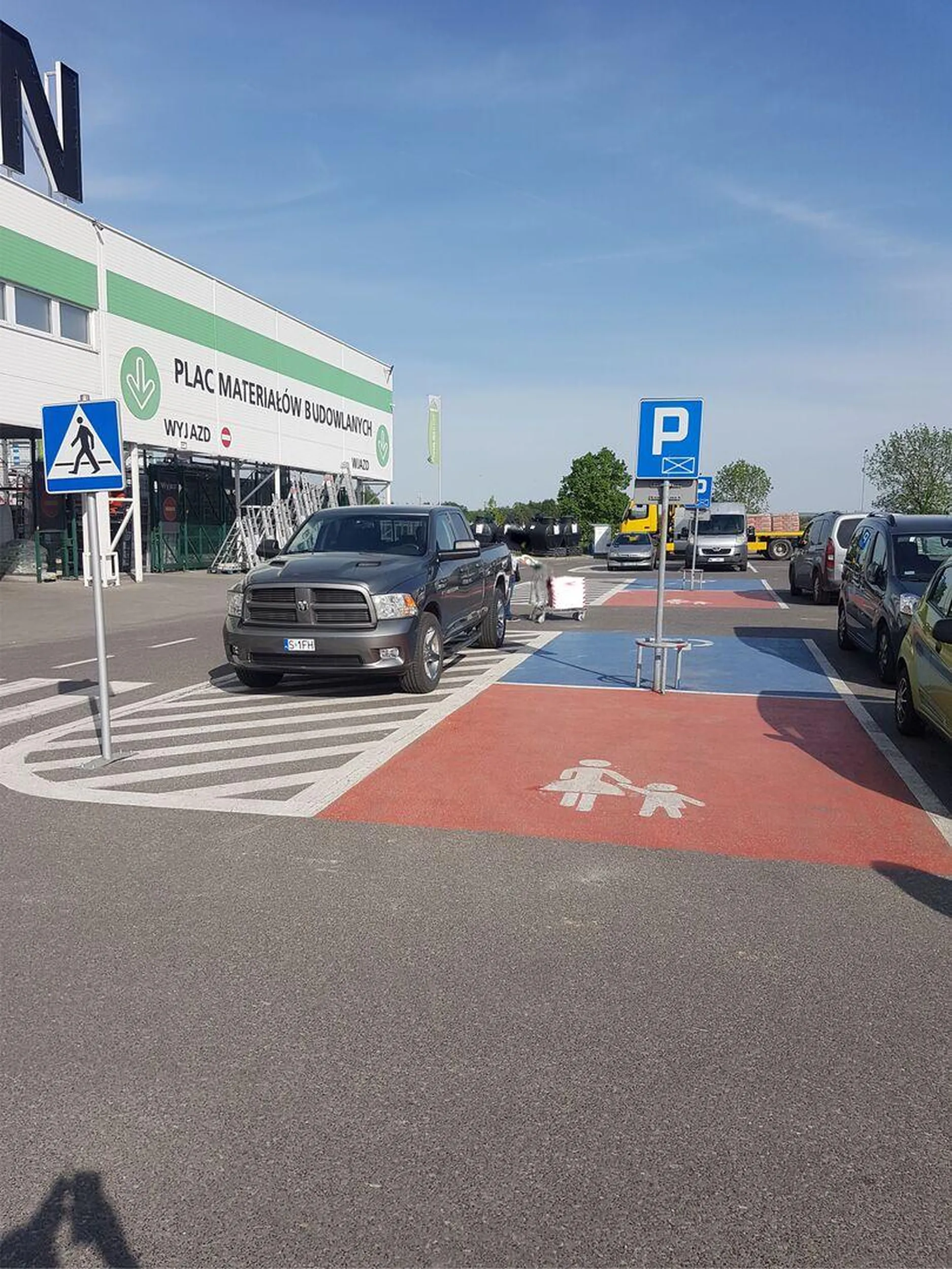 Kolejny biedny, który nie potrafi znaleźć miejsca na 90% wolnego parkingu.- Szkoda że nie da się wjechać do sklepu-Pewnie burak by pośmigał między regałami