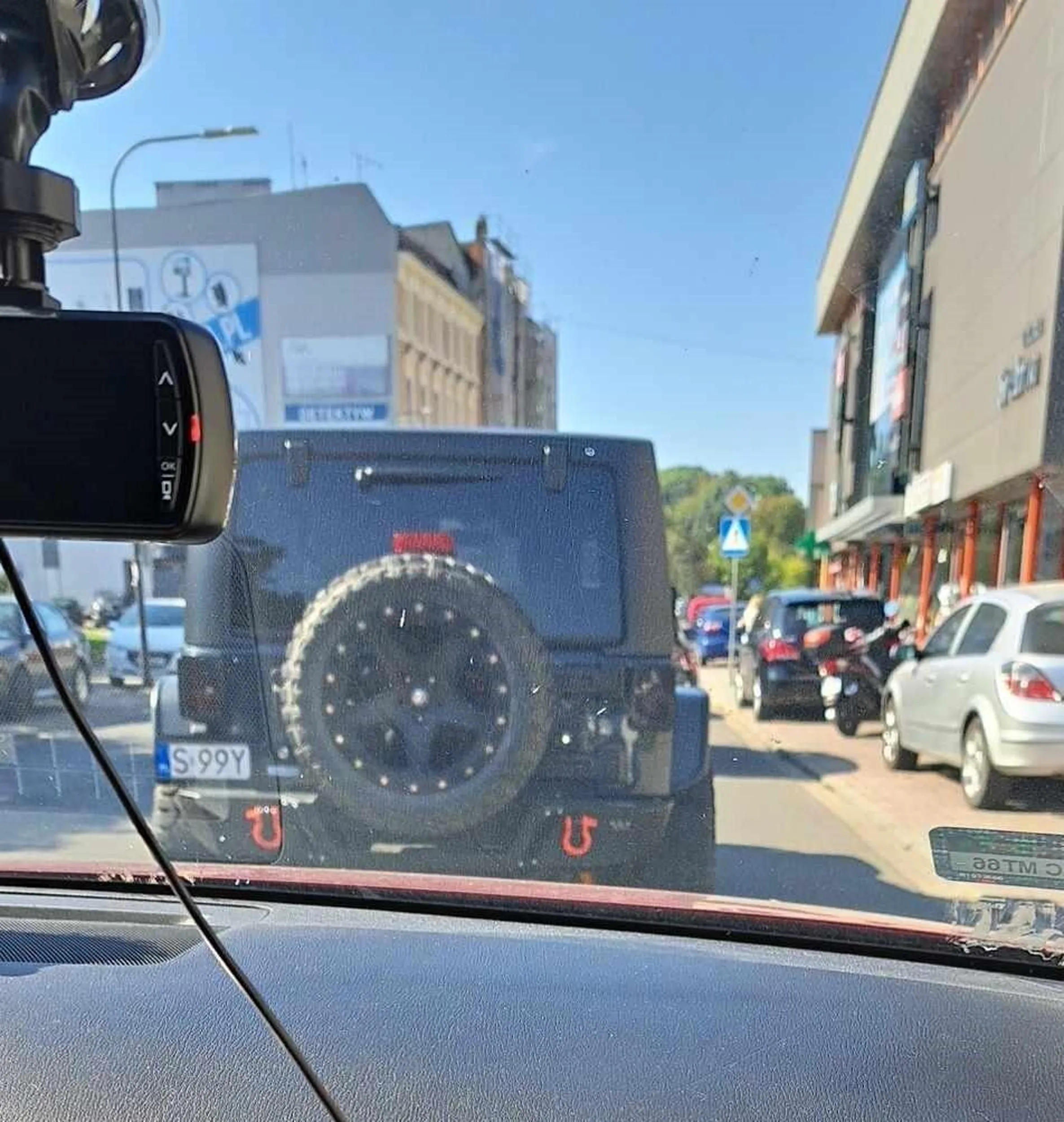 Uwaga na łysą pałę w Raciborzu. Koleś rekompensuje sobie małego fiuta większym autem i wpierdala się przed maskę na ciągłej wciskając się z prawo skrętu na pas do jazdy prosto. Wyjeżdża a chodnika na jezdnię nie sygnalizując nawet zamiaru włączenia się do ruchu. Prawo jazdy z chipsów zgolić jeszcze jaja i wysłać do przedszkola. Na zwrócenie uwagi nic sobie nie robi i jeszcze się śmieje.  Tfu na ciebie pało złamana.