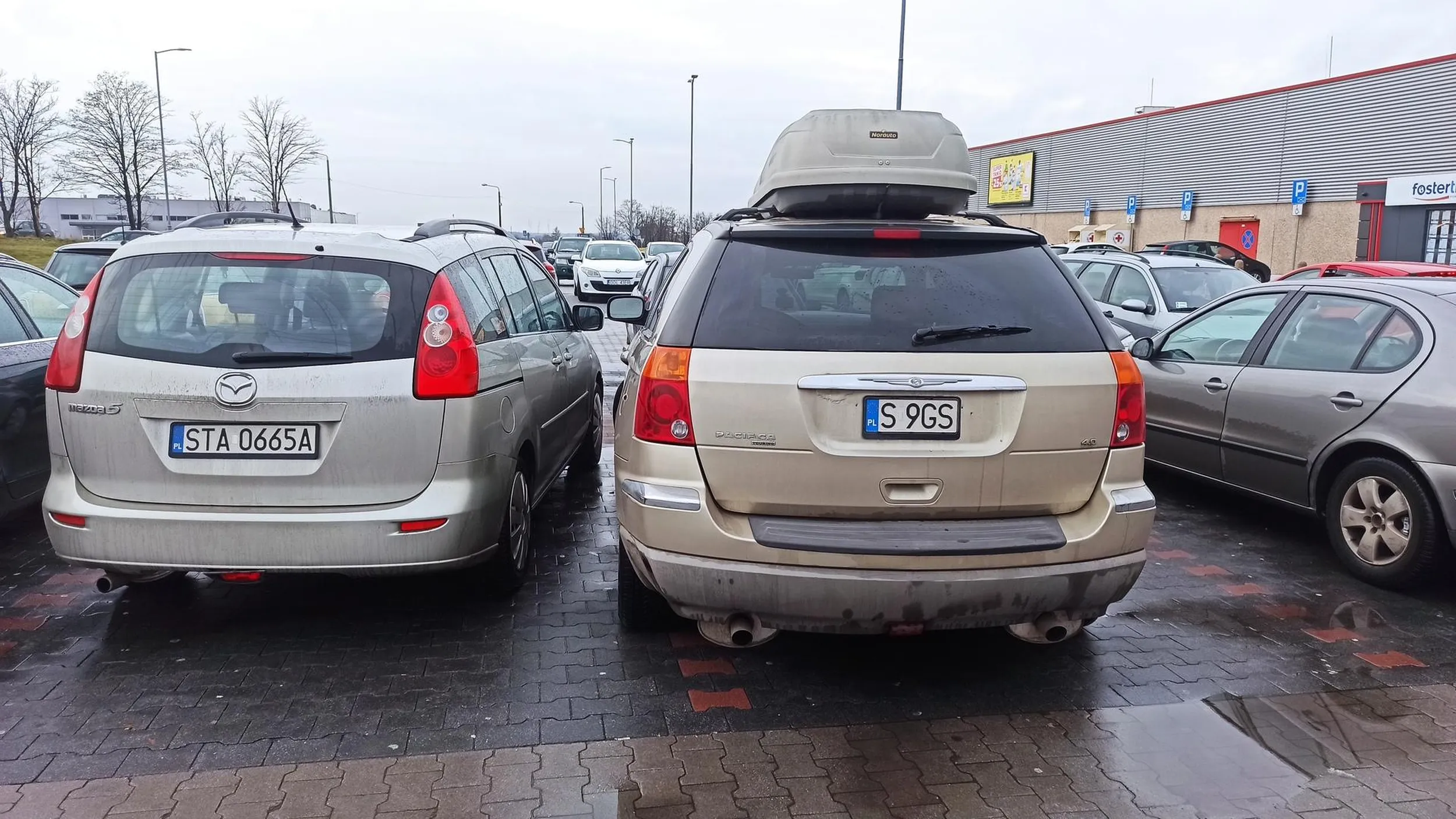Pani krzywo zaparkowała na parkingu, zaparkowałem obok niej i wyjeżdżając zarysowała moje drzwi i odjechała