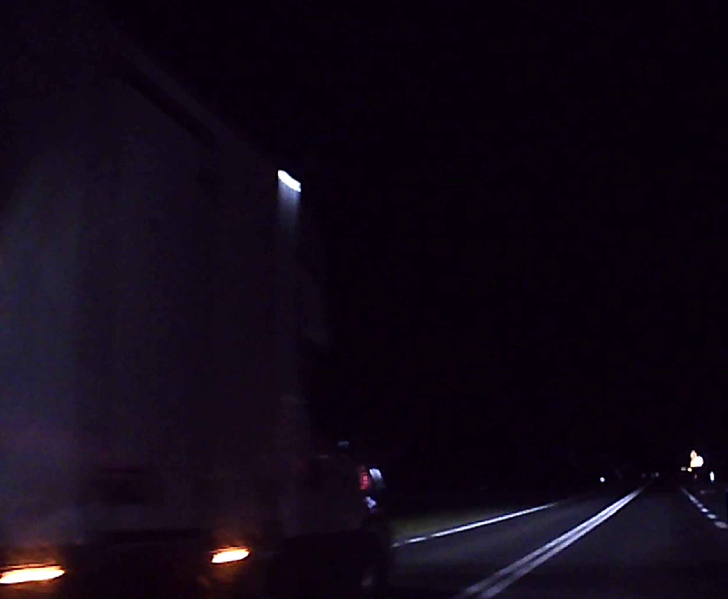 CELOWO oślepia światłami drogowymi po oczach poprzedzających go kierowców i wyprzedza na podwójnej linii ciągłej! IVECO 70C18