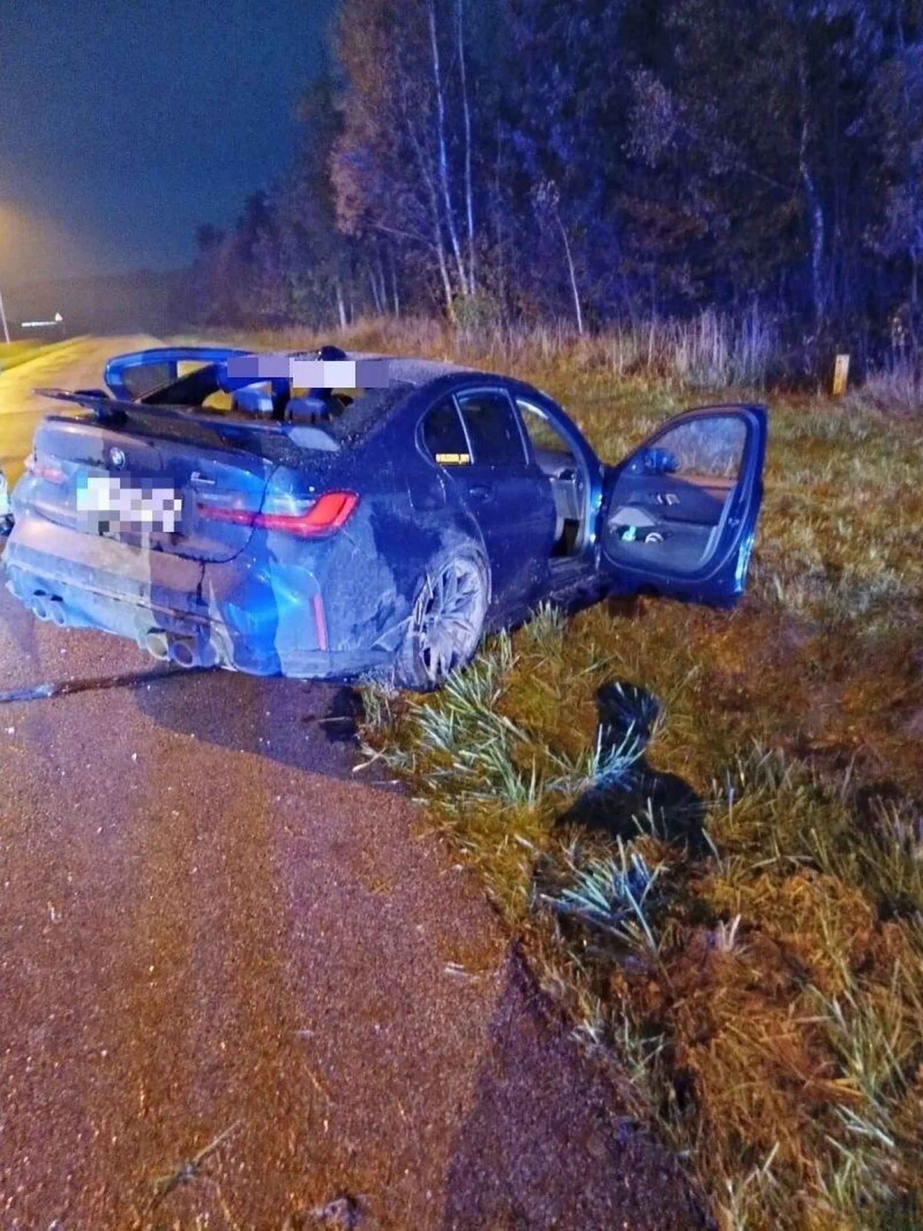 Sprawdzanie „umiejętności”  dla 21-latka kierującego BMW  po północy zakończyło się dowodem na to, że tylko mu się wydawało, że coś umie. Na drodze krajowej w podkieleckiej Dąbrowie, wypadł z jezdni i uderzył w wiatę przystanku. Samochód miał system e-call, więc sam powiadomił służby o zdarzeniu. Przybyli na miejsce kolizji policjanci (kierowca ani jego rówieśniczka pasażerka nie ucierpieli) za rażące naruszenie przepisów ruchu drogowego zatrzymali kierowcy uprawnienia do kierowania pojazdami. W tym przypadku nie zakończyli sprawy na mandacie i skierują wniosek o ukaranie młodego mężczyzny do sądu.