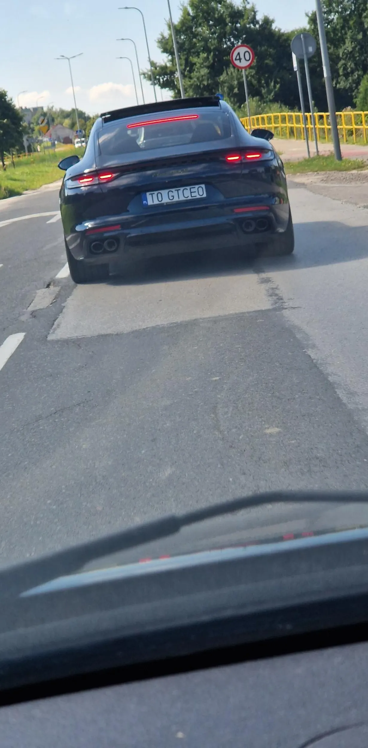 Typ wlókł się, został przeze mnie wyprzedzony. Chyba mu zdeptałam ego, bo wyprzedził mnie przejeżdżając po przystanku autobusowym :) Strać prawko łysy łbie