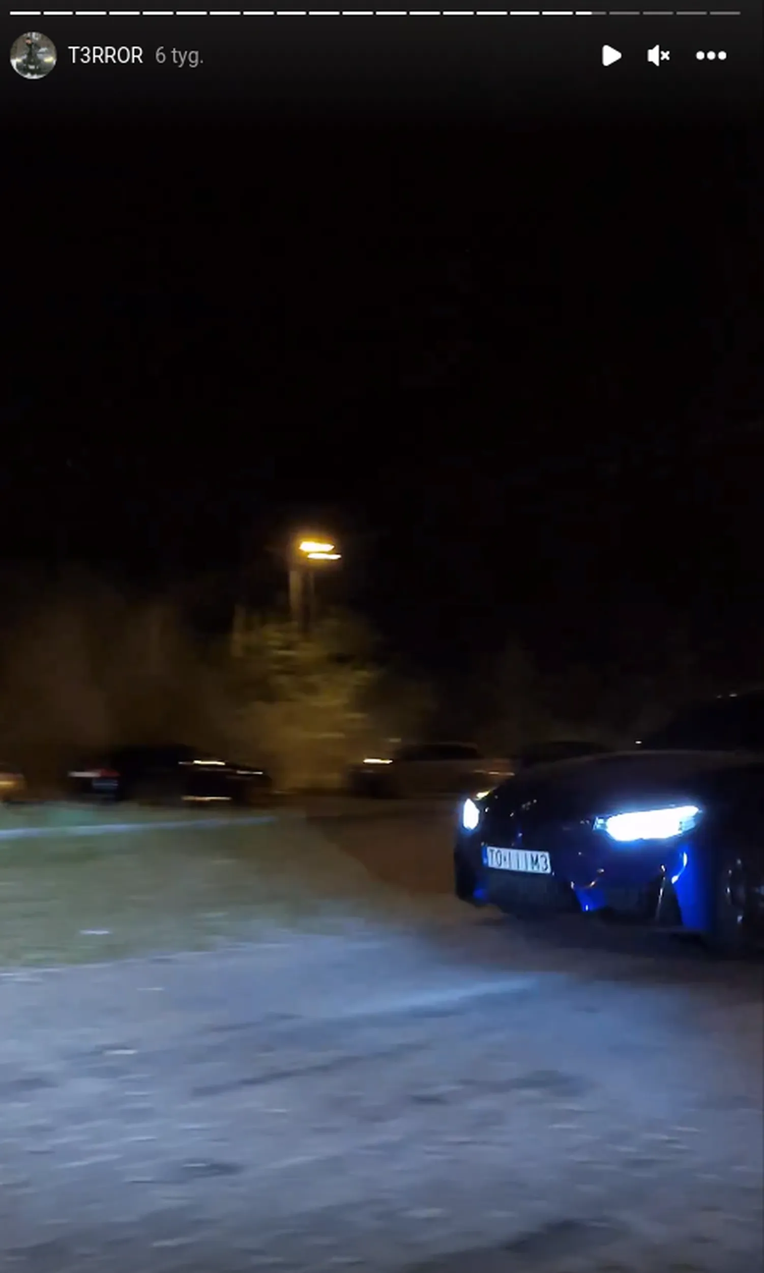 Wariat, ściga się na drogach publicznych