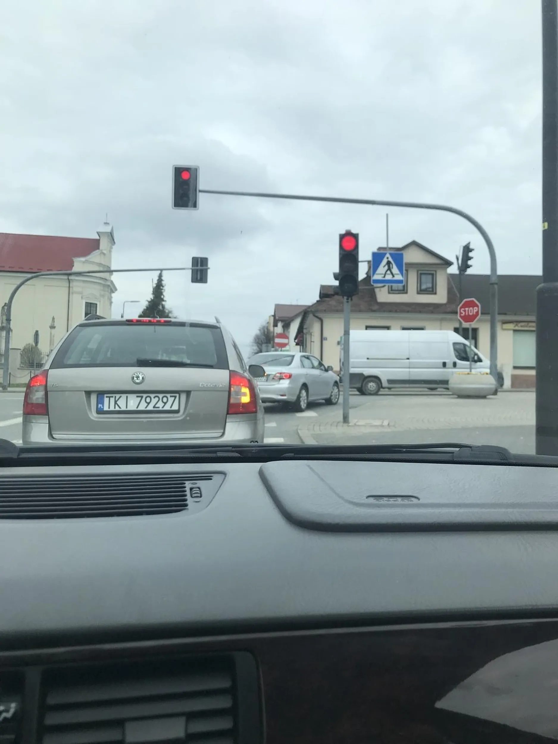 Przejazd na czerwonym świetle Prawo jazdy znalezione w Książce Pan Tadeusz Od 4 lat parkuje na 2 miejscach