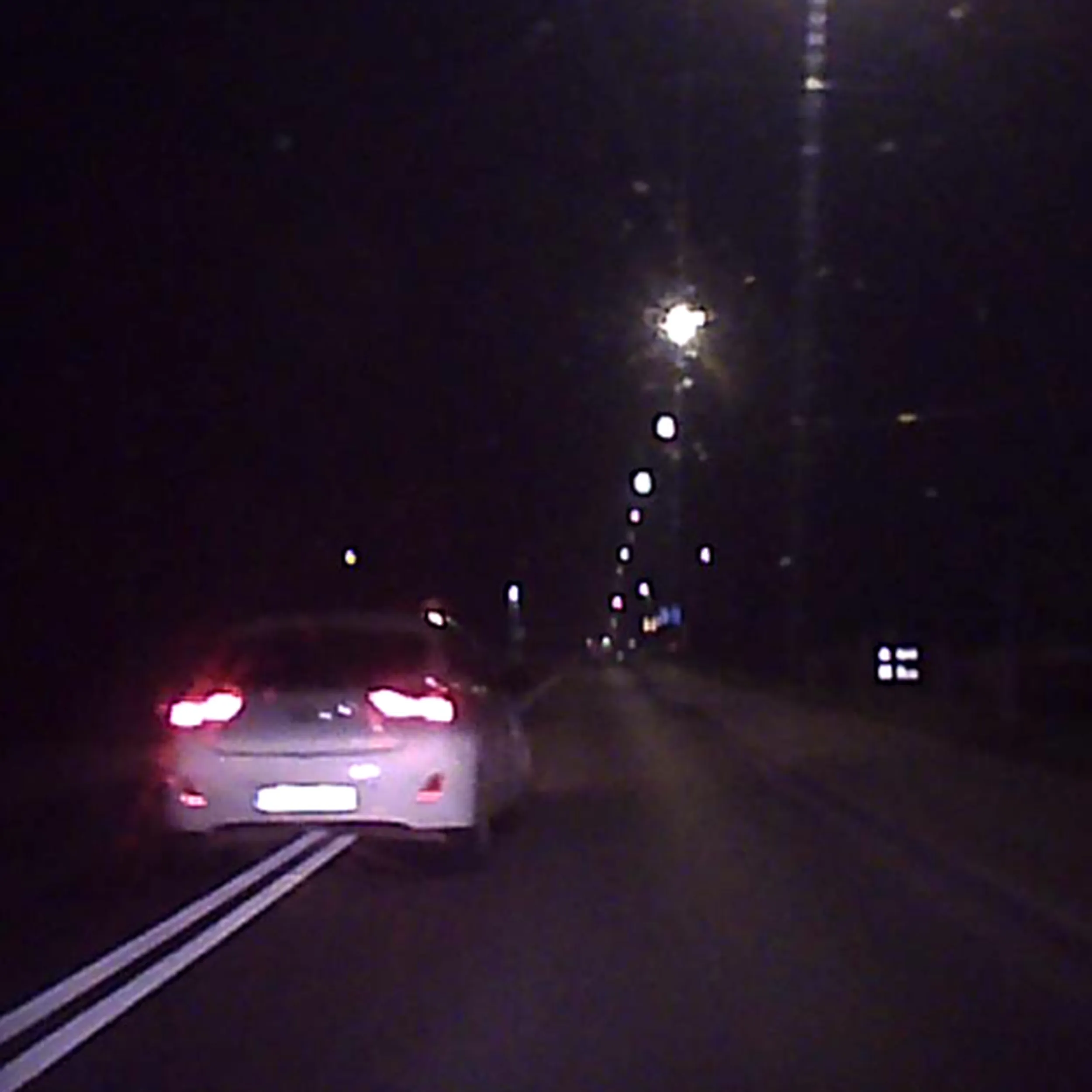 Biały HYUNDAI I30 12-15 r. a w nim syneczek co ledwo widzi, gdy nie świecą latarnie poza terenem zabudowanym, bo ma tak słabe światełeczka, że lepiej niech kupi sobie latarkę na czoło i oświetla drogę. Jazda na zderzaku i wyprzedzanie na podwójnej linii ciągłej w terenie zabudowanym dla niego, to nie problem.