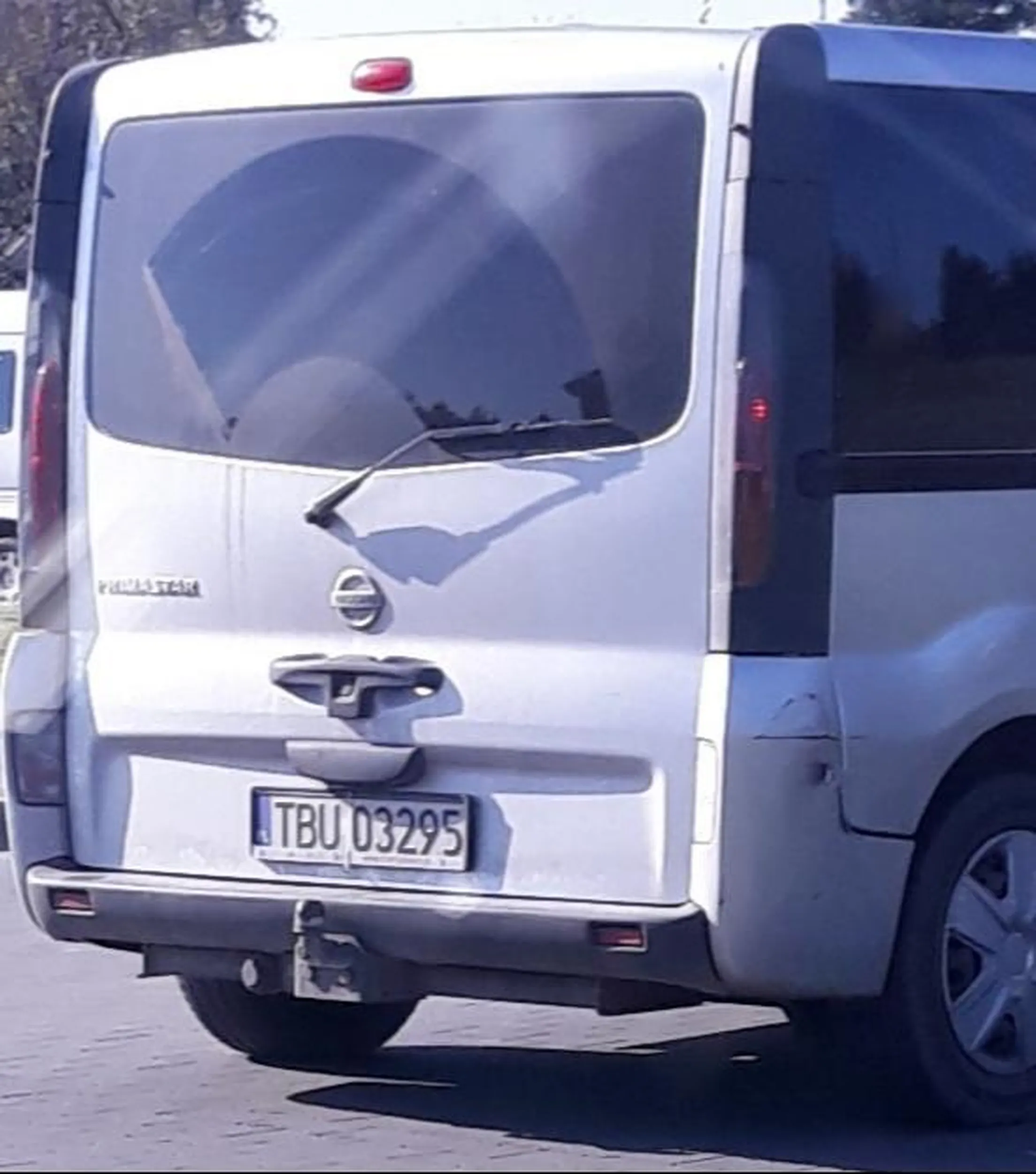 Blond pi**zicho W TRAKCIE COFANIA NIE USTĄPIŁA PIERWSZEŃSTWA pieszemu! Kierowca w trakcie cofania musi ustąpić pierwszeństwa wszystkim innym uczestnikom ruchu, w szczególności pieszym, którzy mogą pojawić się za pojazdem. Jeśli tego nie zrobi GROZI MANDAT w wysokości 1500 ZŁ (przy RECYDYWIE – 3000 ZŁ) i 10 PUNKTÓW KARNYCH!!!