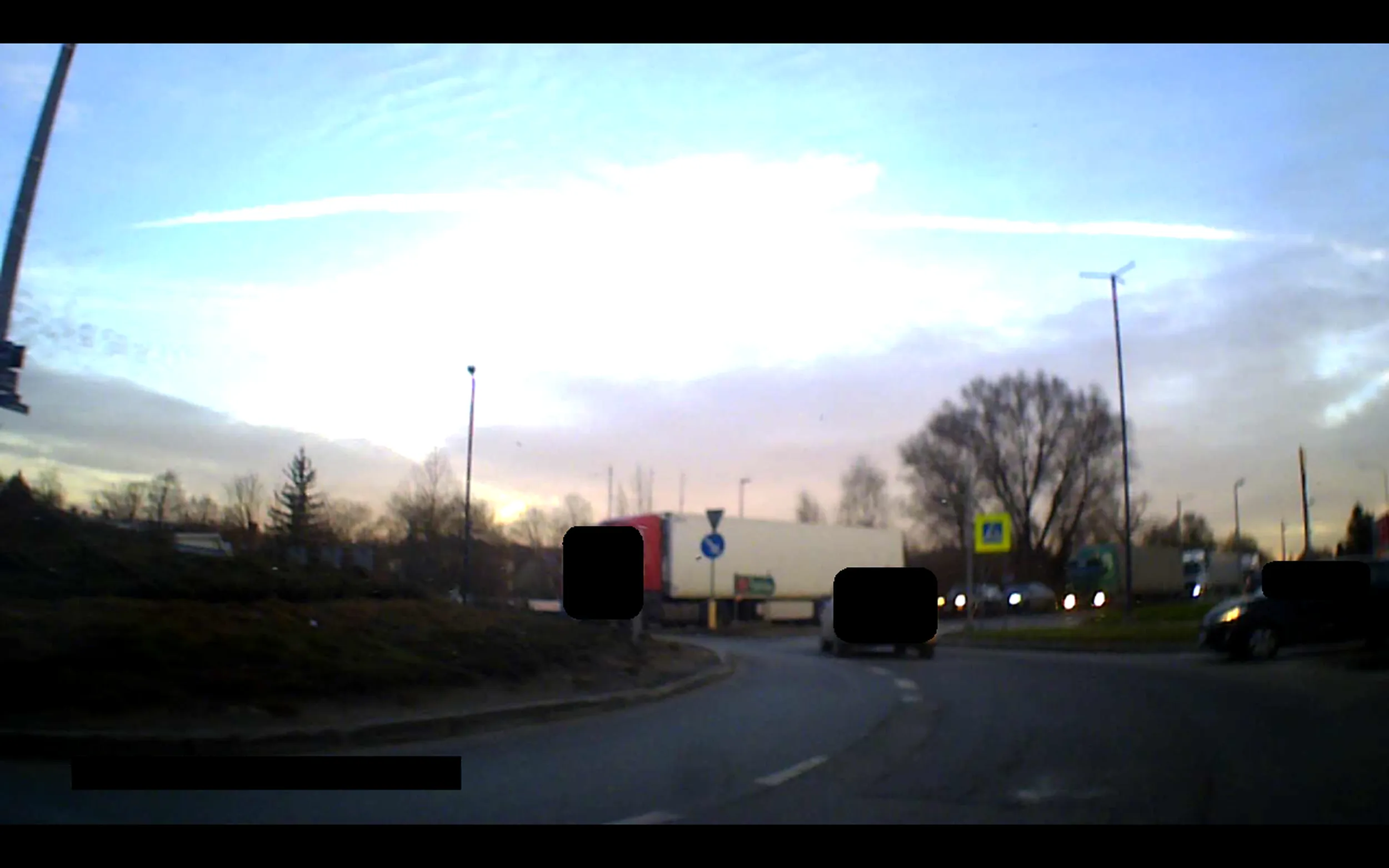 INSTANT KARMA DLA PSIO**Y, KTÓRA WYMUSIŁA MI PIERWSZEŃSTWO PRZEJAZDU! CIĘŻAROWIEC ODDAŁ JEJ TYM SAMYM! Jak widać, nie warto wymuszać pierwszeństwa przejazdu, bo nawet nie wiesz, kiedy karma do Ciebie wróci :).