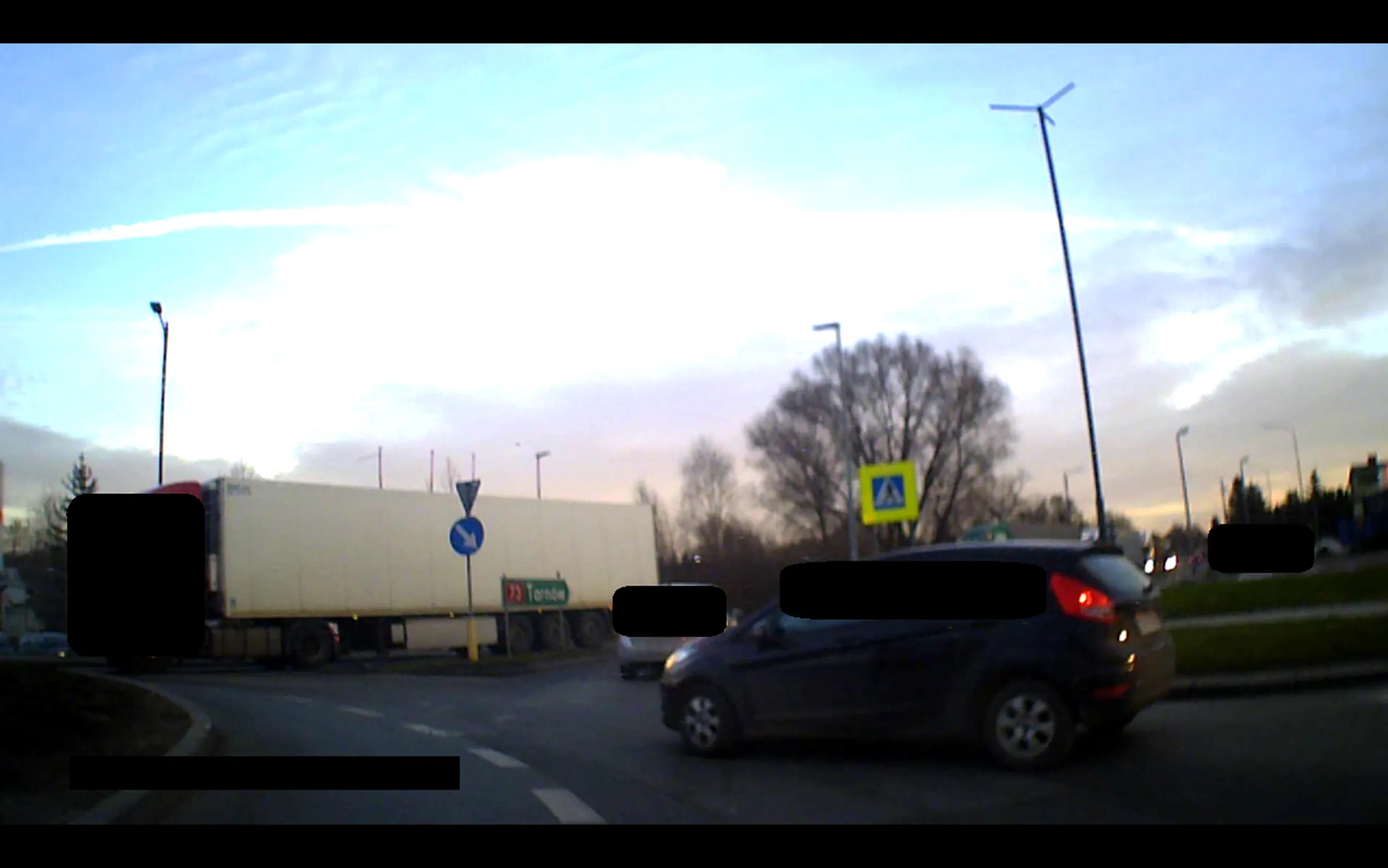 INSTANT KARMA DLA PSIO**Y, KTÓRA WYMUSIŁA MI PIERWSZEŃSTWO PRZEJAZDU! CIĘŻAROWIEC ODDAŁ JEJ TYM SAMYM! Jak widać, nie warto wymuszać pierwszeństwa przejazdu, bo nawet nie wiesz, kiedy karma do Ciebie wróci :).