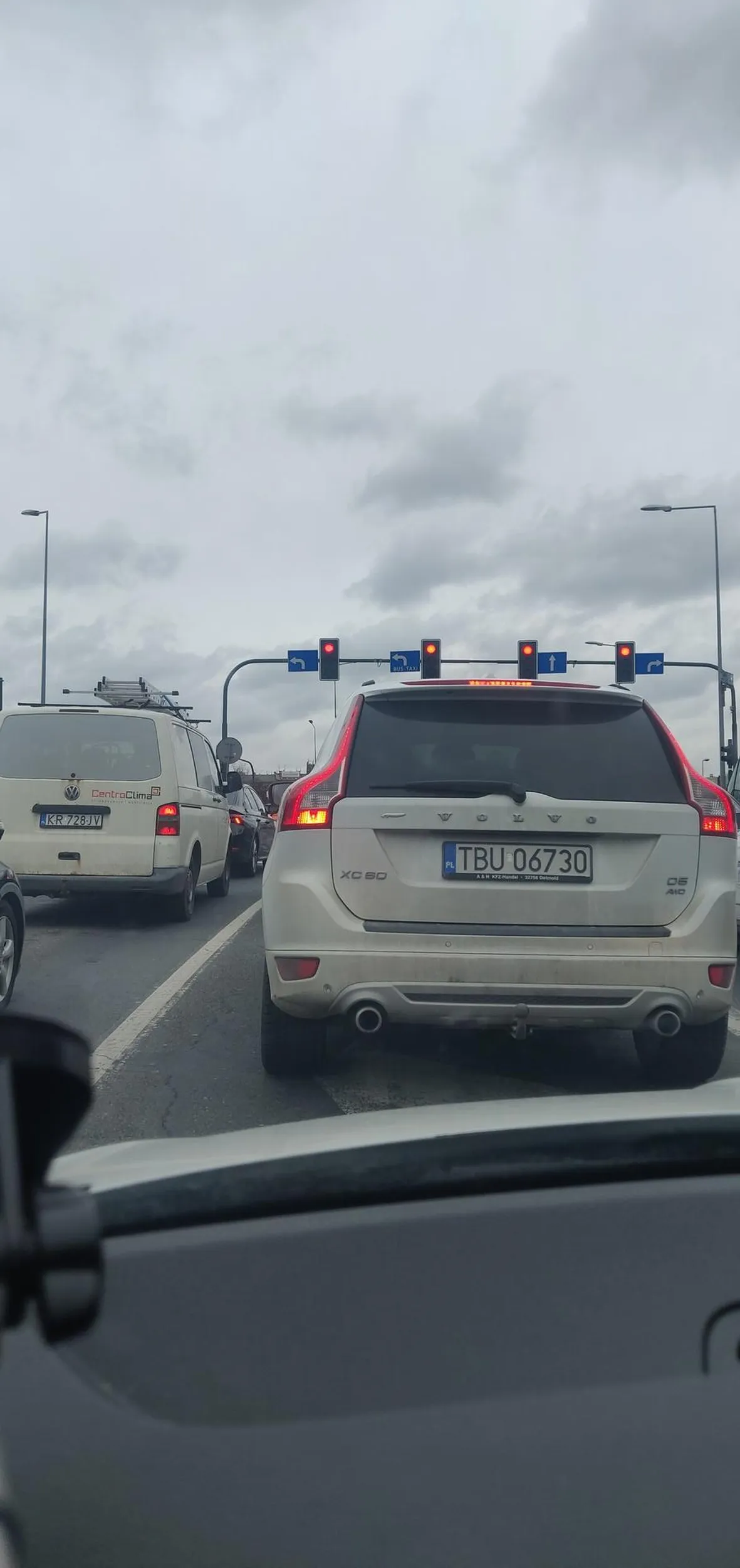 Kierowca jeździ buspasem bezprawnie