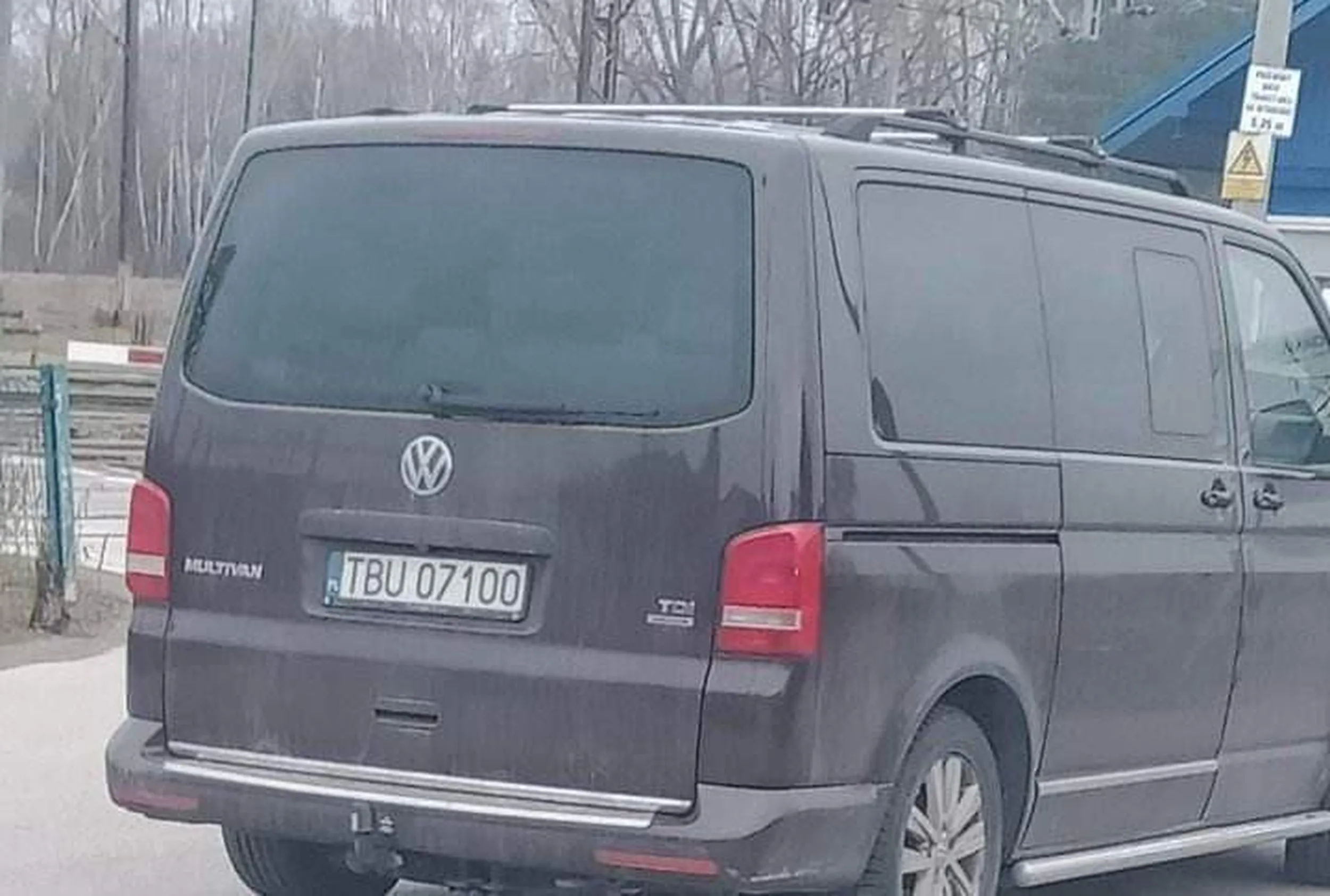 Dzieci w aucie pokazują palcem na ludzi i wyśmiewaja się z ludzi. Zachowują się jak małpy