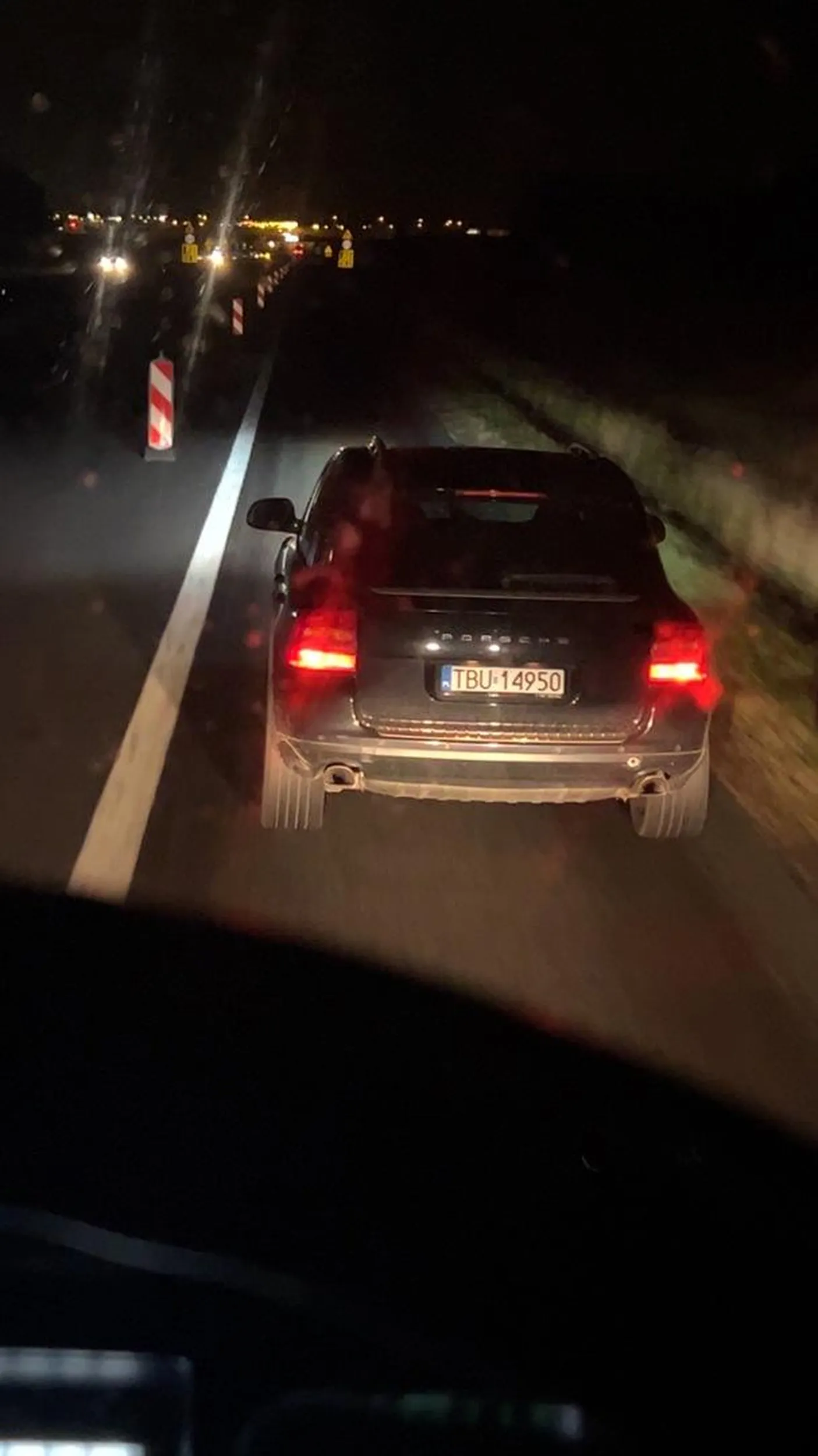 Zajeżdżał drogę i hamował przed ciężarówkami, na zwężce jedzie 50km/h (ograniczenie 80) specjalnie co chwile hamując prawie do zatrzymania. Po zatrąbieniu na niego zwolnił do 20 km/h i jechał tak dłuższa chwilę